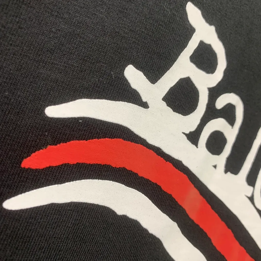 [New arrival] Top tested version BALENCIAGA 23SS male and female couple star same style pure cotton loose Cola Malone graffiti ripped short-sleeved T-shirt. Customized 1:1 colorless dyed fabric. Matched thread. Double enzyme garment wash to ensure durability and washability and not easy to deform. Imported machine water-based ink printing, delicate printing, like graffiti. Purely hand-washed, polished and aged! Comparable to yb, the quality is very different from the market version. If you know the goods, please compare. The fabric is made of 280g double-ply double-yarn plain cotton loose fabric. It feels smooth, loose, breathable and full of drape.  Color: Black Size: XS-L P:270