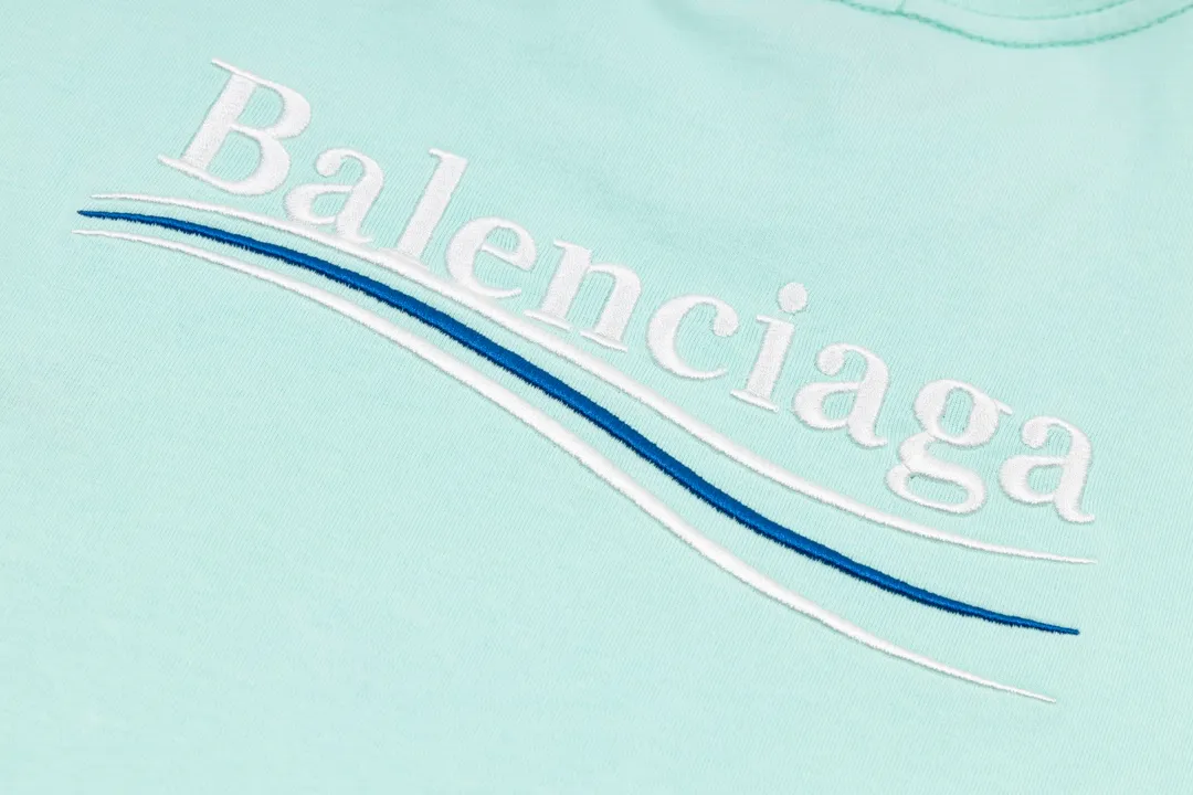 🅿️166 Detailed picture [Top version. Official website quality] BALENCI*GA/Paris#Classic.Coke embroidered short-sleeved T-shirt# The fabric is made of Paris ZP custom-woven and dyed cotton double yarn. Weighing 260 grams, the cloth surface is clean. The cloth pattern is clear, soft and comfortable. The threads are dyed with no color difference. The classic pattern embroidery uses an imported embroidery machine, and the embroidery thread color is embroidered according to the original color. It is produced according to the pictures in the special market. The letters are clear. The three-dimensional effect is strong. The version adopts the OS loose shoulder version. The same style for men and women. Coding: BL223028 Color: black. White. Dark gray. Brown. Light green. Purple. Off-white. Size: XS S M L