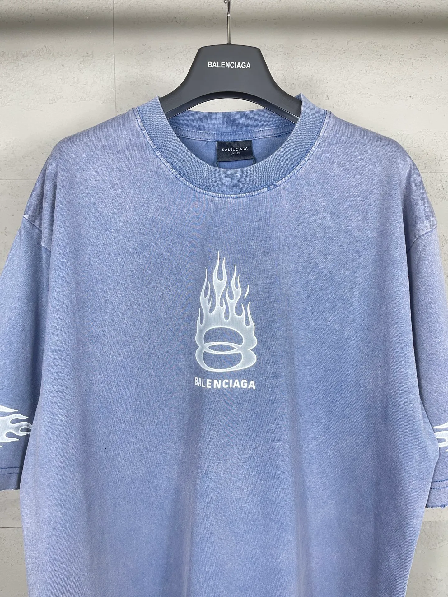 🅿️200 Actual Photos [Top Version. Official Website Quality] BALENCI*GA/Paris#.2024#Double Ring#Flame Direct Injection Printed Washed and Distressed Short-Sleeved T-shirt 2024 New Style. Developed as a genuine product at the first time, widely used in the market. Happy printing comparison! The fabric is made of Paris ZP custom-woven and dyed cotton double yarn. Weighing 260 grams, the cloth surface is clean. The cloth pattern is clear, soft and comfortable. The threads are dyed with no color difference. The printing uses environmentally friendly imported materials for direct printing, with clear patterns and three-dimensional effects. The entire garment is washed, distressed and worn. The version adopts OS loose shoulder design. Same style for men and women. Code: BL223376 Color: black, yellow, washed blue. Size: XS to L