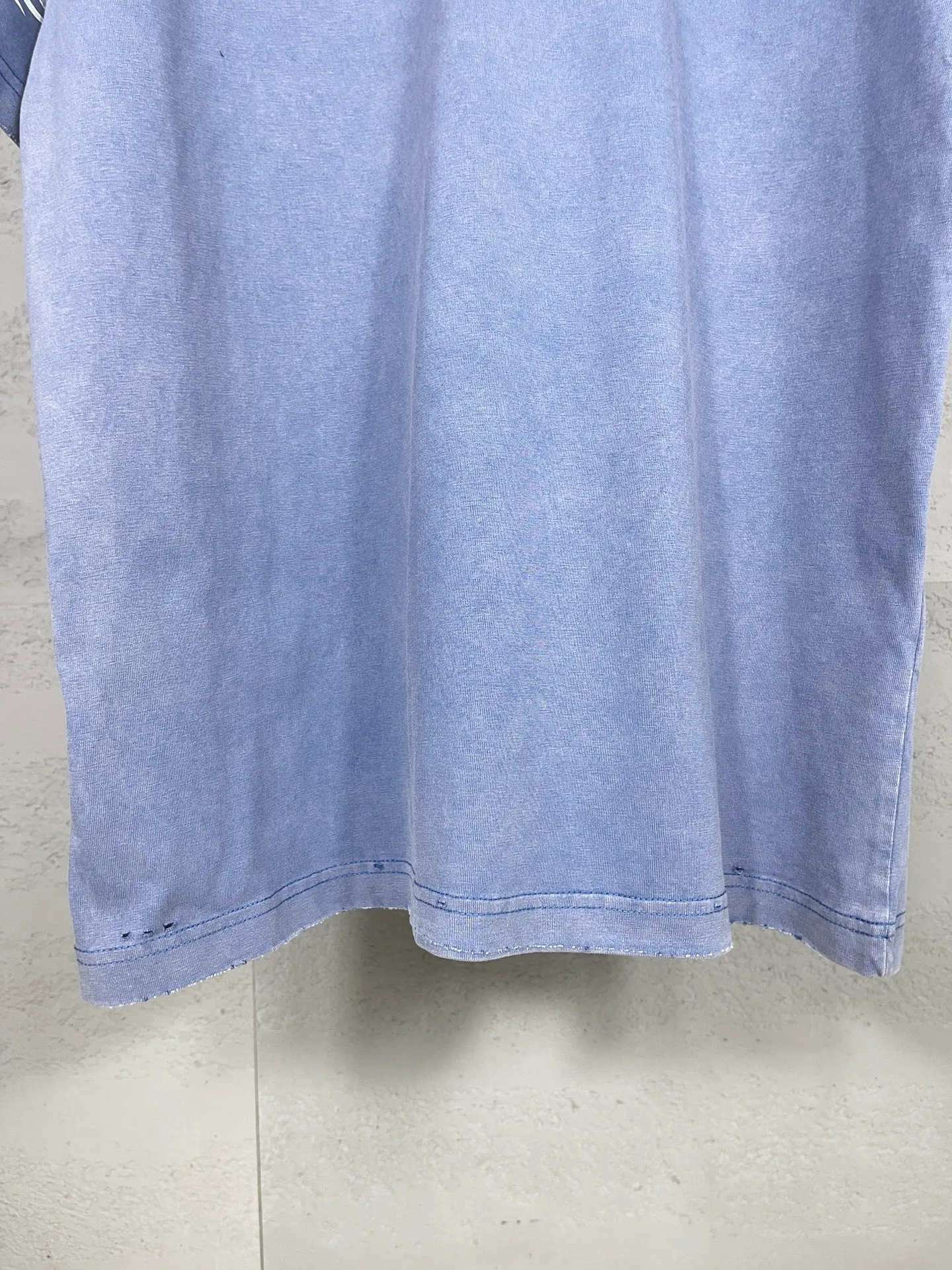 🅿️200 Actual Photos [Top Version. Official Website Quality] BALENCI*GA/Paris#.2024#Double Ring#Flame Direct Injection Printed Washed and Distressed Short-Sleeved T-shirt 2024 New Style. Developed as a genuine product at the first time, widely used in the market. Happy printing comparison! The fabric is made of Paris ZP custom-woven and dyed cotton double yarn. Weighing 260 grams, the cloth surface is clean. The cloth pattern is clear, soft and comfortable. The threads are dyed with no color difference. The printing uses environmentally friendly imported materials for direct printing, with clear patterns and three-dimensional effects. The entire garment is washed, distressed and worn. The version adopts OS loose shoulder design. Same style for men and women. Code: BL223376 Color: black, yellow, washed blue. Size: XS to L