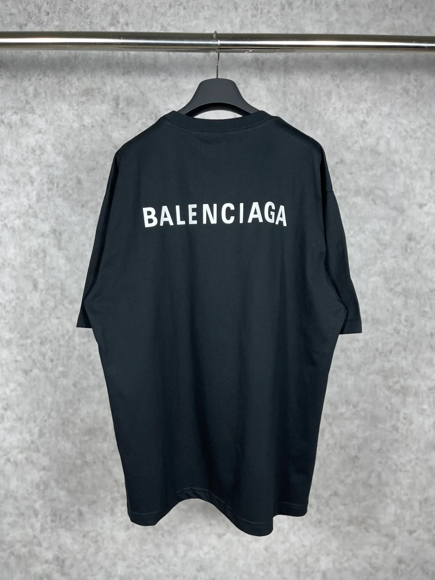 🅿️166 real photos [Top version. Official website quality] BALENCI*GA/Paris#Classic style. Classic letter printed short-sleeved T-shirt on the front and back #brick cabinet synchronization.                       The fabric is made of Paris ZP custom-woven and dyed cotton double yarn, weighing 260 grams. The cloth surface is clean. The cloth pattern is clear, soft and comfortable. The threads are dyed with no color difference. The classic pattern is printed with environmentally friendly imported materials, precision printing screen, the letters are clear, the effect is three-dimensional, and the brick cabinet is restored. The version adopts the OS loose shoulder version. Same style for men and women. Code: BL223022 Color: black, beige, white, blue, floral gray, beige. Size: XS to L