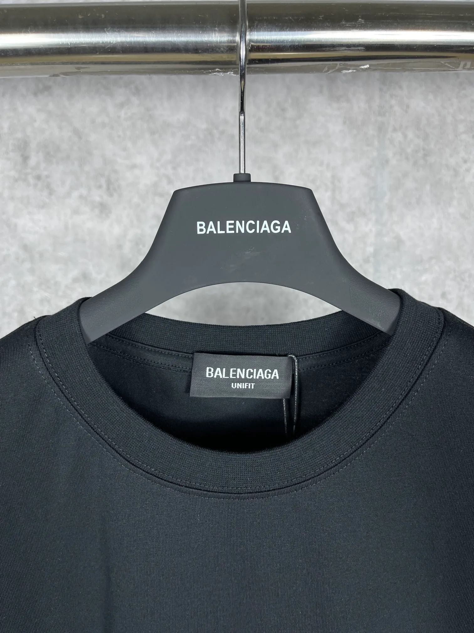 🅿️166 real photos [Top version. Official website quality] BALENCI*GA/Paris#Classic style. Classic letter printed short-sleeved T-shirt on the front and back #brick cabinet synchronization.                       The fabric is made of Paris ZP custom-woven and dyed cotton double yarn, weighing 260 grams. The cloth surface is clean. The cloth pattern is clear, soft and comfortable. The threads are dyed with no color difference. The classic pattern is printed with environmentally friendly imported materials, precision printing screen, the letters are clear, the effect is three-dimensional, and the brick cabinet is restored. The version adopts the OS loose shoulder version. Same style for men and women. Code: BL223022 Color: black, beige, white, blue, floral gray, beige. Size: XS to L
