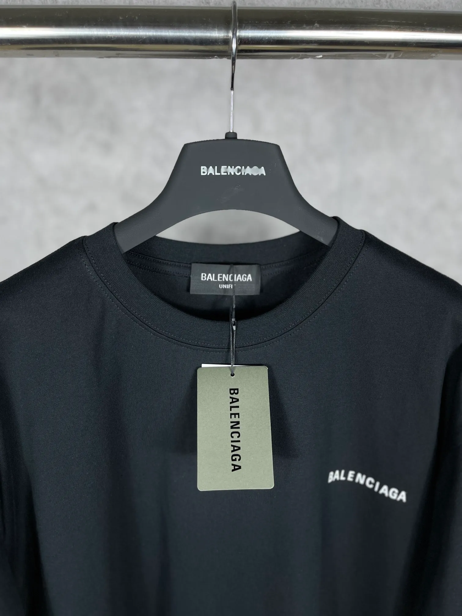 🅿️166 real photos [Top version. Official website quality] BALENCI*GA/Paris#Classic style. Classic letter printed short-sleeved T-shirt on the front and back #brick cabinet synchronization.                       The fabric is made of Paris ZP custom-woven and dyed cotton double yarn, weighing 260 grams. The cloth surface is clean. The cloth pattern is clear, soft and comfortable. The threads are dyed with no color difference. The classic pattern is printed with environmentally friendly imported materials, precision printing screen, the letters are clear, the effect is three-dimensional, and the brick cabinet is restored. The version adopts the OS loose shoulder version. Same style for men and women. Code: BL223022 Color: black, beige, white, blue, floral gray, beige. Size: XS to L