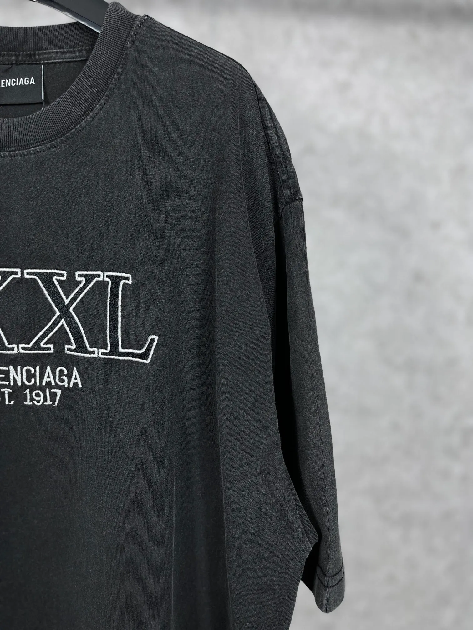 🅿️174 Real photos [Top version. Official website quality] BALENCI*GA/Paris #XXXL embroidered short-sleeved T-shirt# The fabric is made of Paris ZP custom-woven and dyed cotton double yarn. Weighing 260 grams, the cloth surface is clean. The cloth pattern is clear, soft and comfortable. The color fastness is good. It is not easy to change color. The threads are dyed with no color difference. The classic pattern embroidery uses an imported embroidery machine, and the embroidery thread color is the original color. The letters are clear. The three-dimensional effect is strong. The embroidery is precise. Garments are washed in heavy water. Different market currencies, welcome to compare. The version adopts OS loose shoulder design. Same style for men and women. Code: BL223009 Color: Lime, washed black Size: XS S M L