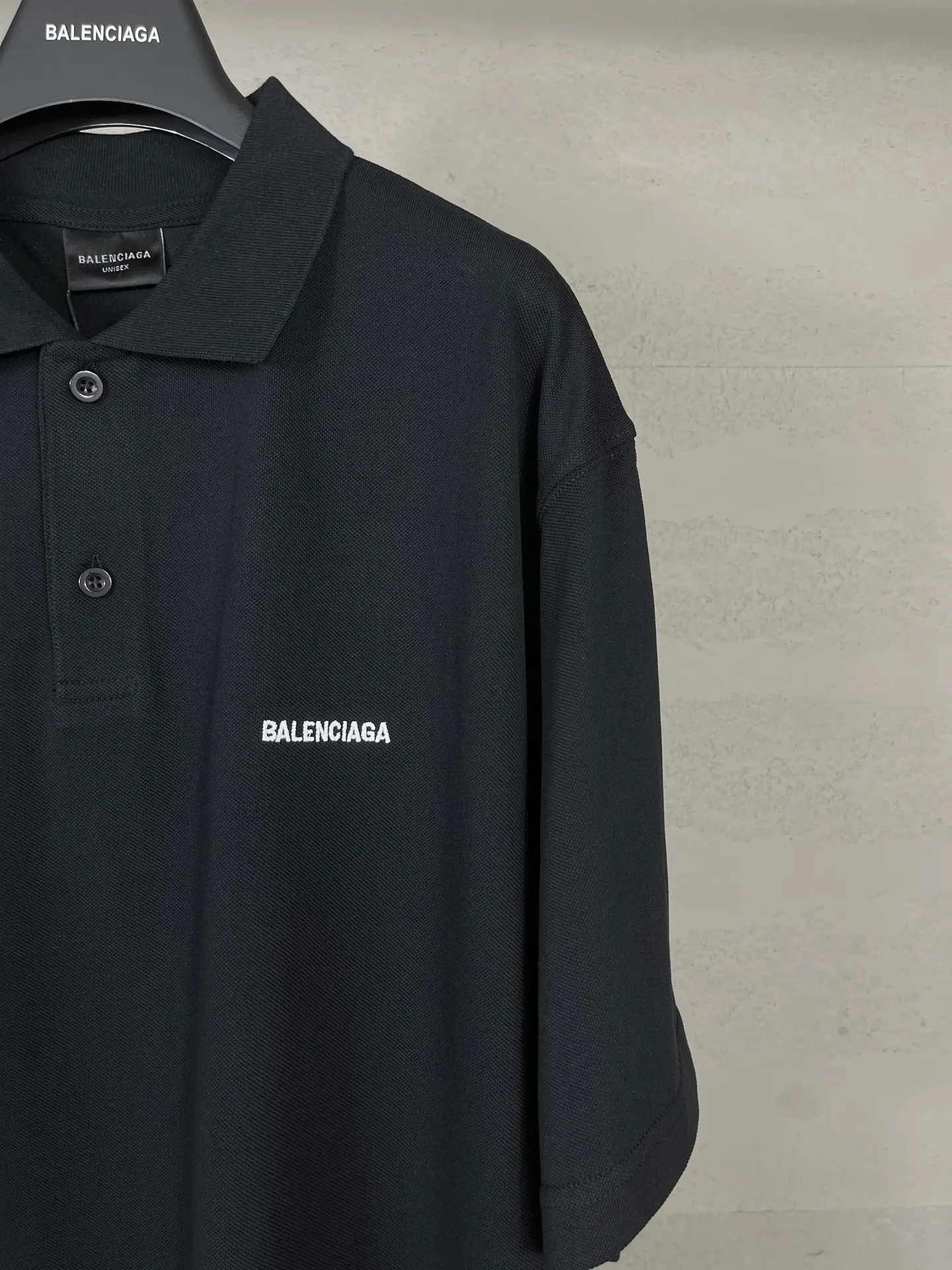 🅿️220 real photos [Top version. Official website quality] BALENCI*GA/Paris #2025 new Paris classic letter LOGO embroidered front and back POLO shirt, front and back slit design, full of design, welcome to compare. The fabric is made of Paris ZP custom-woven and dyed cotton pique, with a weight of 260 grams. The cloth surface is clean. The cloth pattern is clear, soft and comfortable. The threads are woven and dyed with no color difference. The embroidered LOGO is embroidered using imported Tajima embroidery machine. The effect is three-dimensional. Restore the brick cabinet, adopt OS loose shoulder style. Same style for men and women. Coding: BL252216 Color: black, white Size: XS S M L