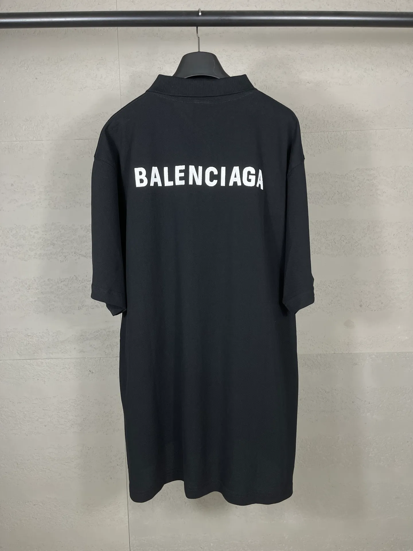 🅿️220 real photos [Top version. Official website quality] BALENCI*GA/Paris #2025 new Paris classic letter LOGO embroidered front and back POLO shirt, front and back slit design, full of design, welcome to compare. The fabric is made of Paris ZP custom-woven and dyed cotton pique, with a weight of 260 grams. The cloth surface is clean. The cloth pattern is clear, soft and comfortable. The threads are woven and dyed with no color difference. The embroidered LOGO is embroidered using imported Tajima embroidery machine. The effect is three-dimensional. Restore the brick cabinet, adopt OS loose shoulder style. Same style for men and women. Coding: BL252216 Color: black, white Size: XS S M L