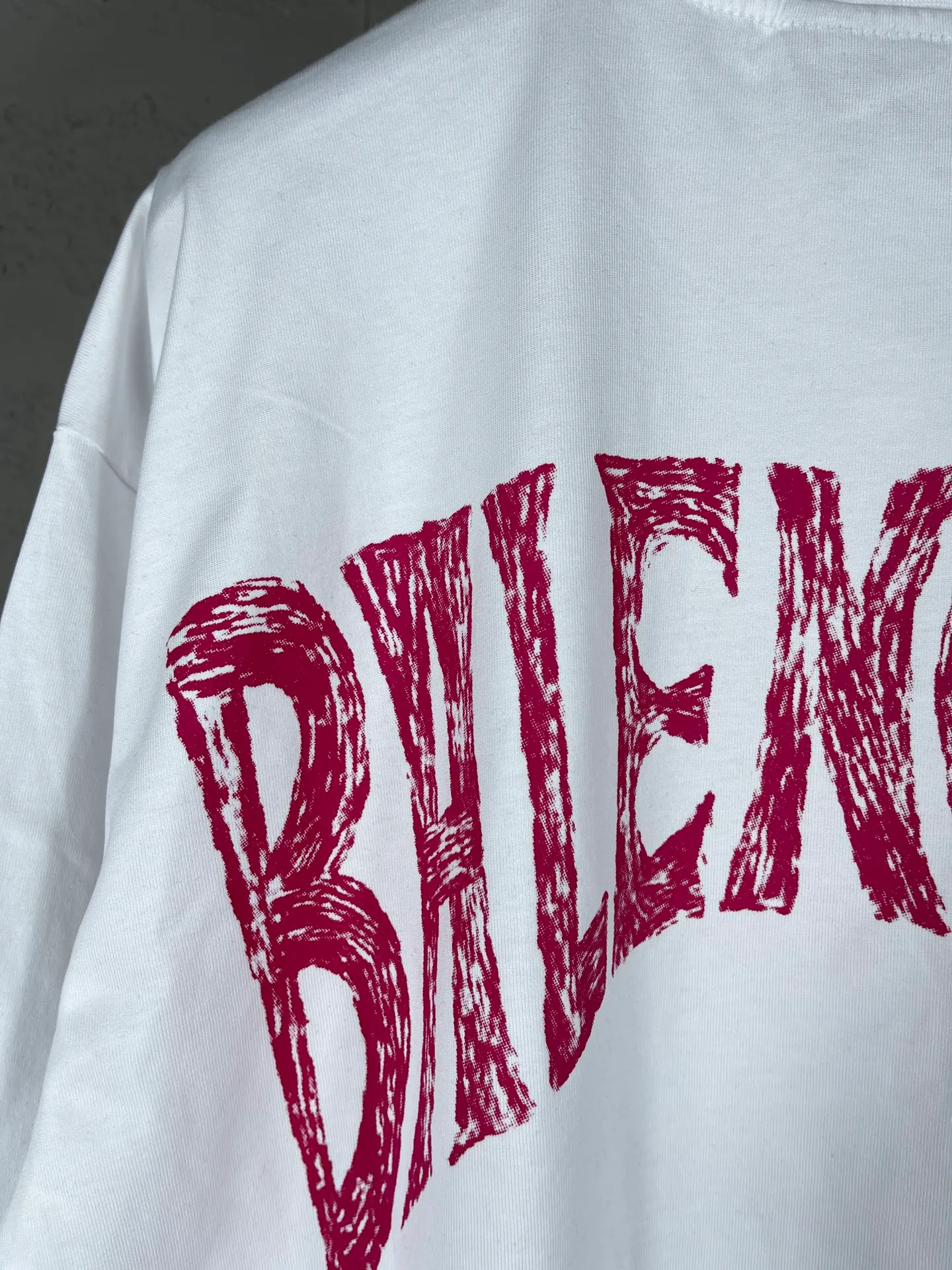 🅿️180 real photos [Top version. Official website quality] BALENCI*GA/Paris. Hawaii sunset coconut tower LOGO pattern short-sleeved T-shirt, brick cabinet synchronization. The fabric is made of Paris ZP custom-woven and dyed cotton sweatshirt. The weight is 260 grams, the cloth surface is clean. The cloth pattern is clear, soft and comfortable. The threads are dyed with no color difference. The classic pattern printing uses imported machine direct printing. The effect is three-dimensional and restores the brick cabinet. Different market currencies, welcome to compare. The version adopts OS loose shoulder design. Same style for men and women. Code: BL223218 Color: black. White. Size: XS to L