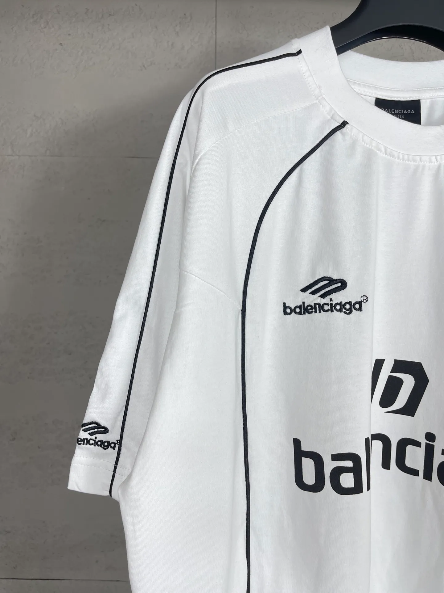 🅿️260 real photos [Top version. Official website quality] BALENCI*GA/Paris new joint football sportswear LOGO embroidered printed short-sleeved T-shirt# The whole piece of clothing is spliced ​​with multiple stitching edges. The craftsmanship is super complex and it is popular in different markets. Positive P is pure cotton cloth, not an ordinary healthy cloth. Welcome to compare🆚. The fabric is made of Paris ZP custom-woven and dyed cotton double yarn. Weighing 260 grams, the cloth surface is clean. The cloth pattern is clear, soft and comfortable. The threads are dyed with no color difference. The classic pattern embroidery is embroidered by Tajima imported embroidery machine, and the printing uses imported glue. The letters are clear, three-dimensional and without burrs. Jubie market produces pictures based on pictures. Welcome to compare. The version adopts OS loose shoulder design. Same style for men and women. Code: BL223338 Color: black, white, pink, fluorescent yellow, red, Size: XS to L