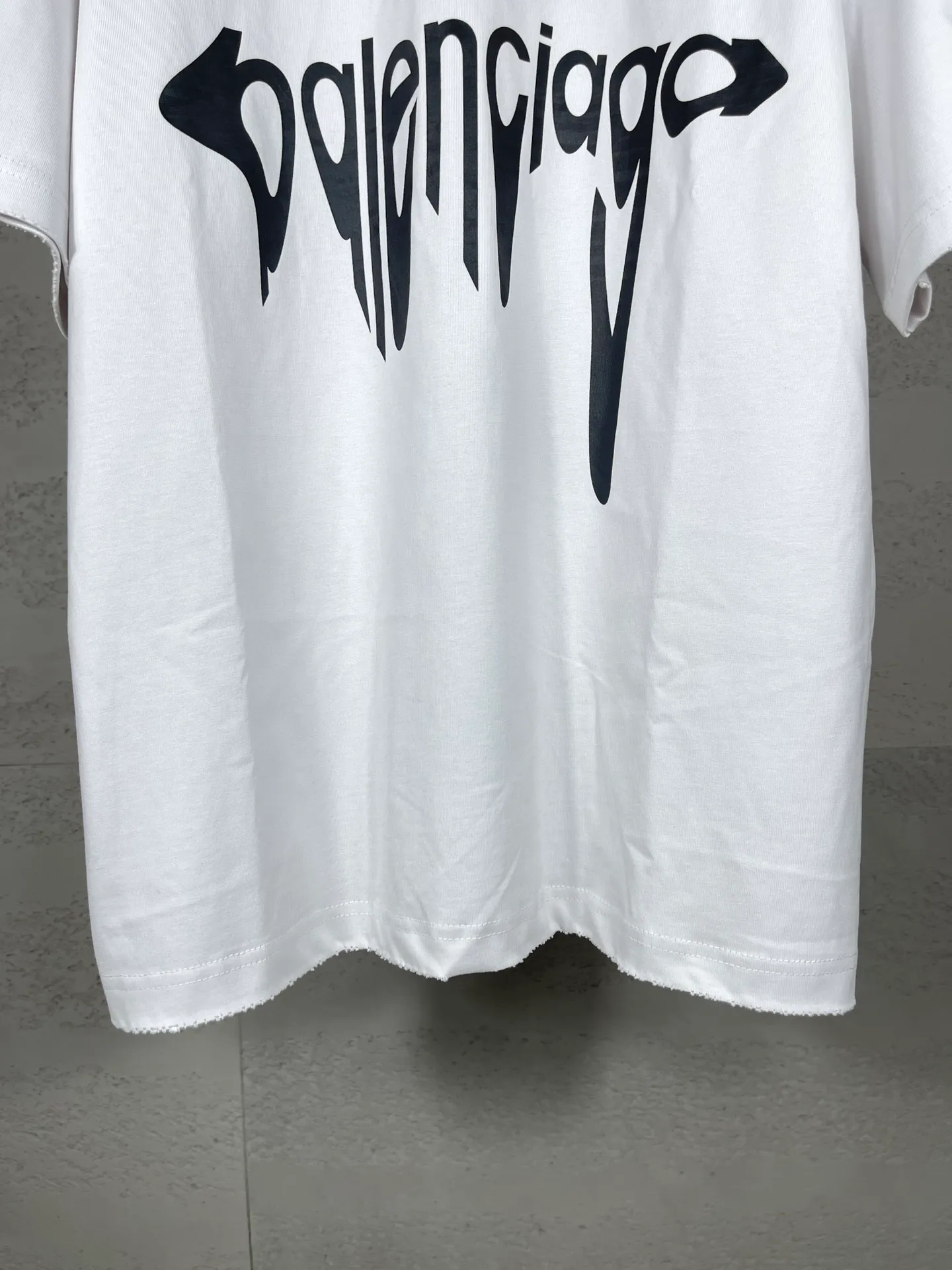 🅿️190 real photos [Top version. Official website quality] BALENCI*GA/Paris.SS25 latest model 3M artistic letter printing washed and worn short-sleeved T-shirt. Ready-made clothing with many parts worn and worn. Brick cabinets are synchronized. Genuine products are developed at the first time. The fabric is made of Paris ZP custom-woven and dyed cotton double yarn. Weighing 260 grams, the cloth surface is clean. The cloth pattern is clear, soft and comfortable. The threads are dyed with no color difference. The printing is made of environmentally friendly imported materials. The letters are clear and the effect is three-dimensional. The version adopts OS loose shoulder design. Same style for men and women. Code: BL223613 Color: washed black, gray and white. Size: XS S M L