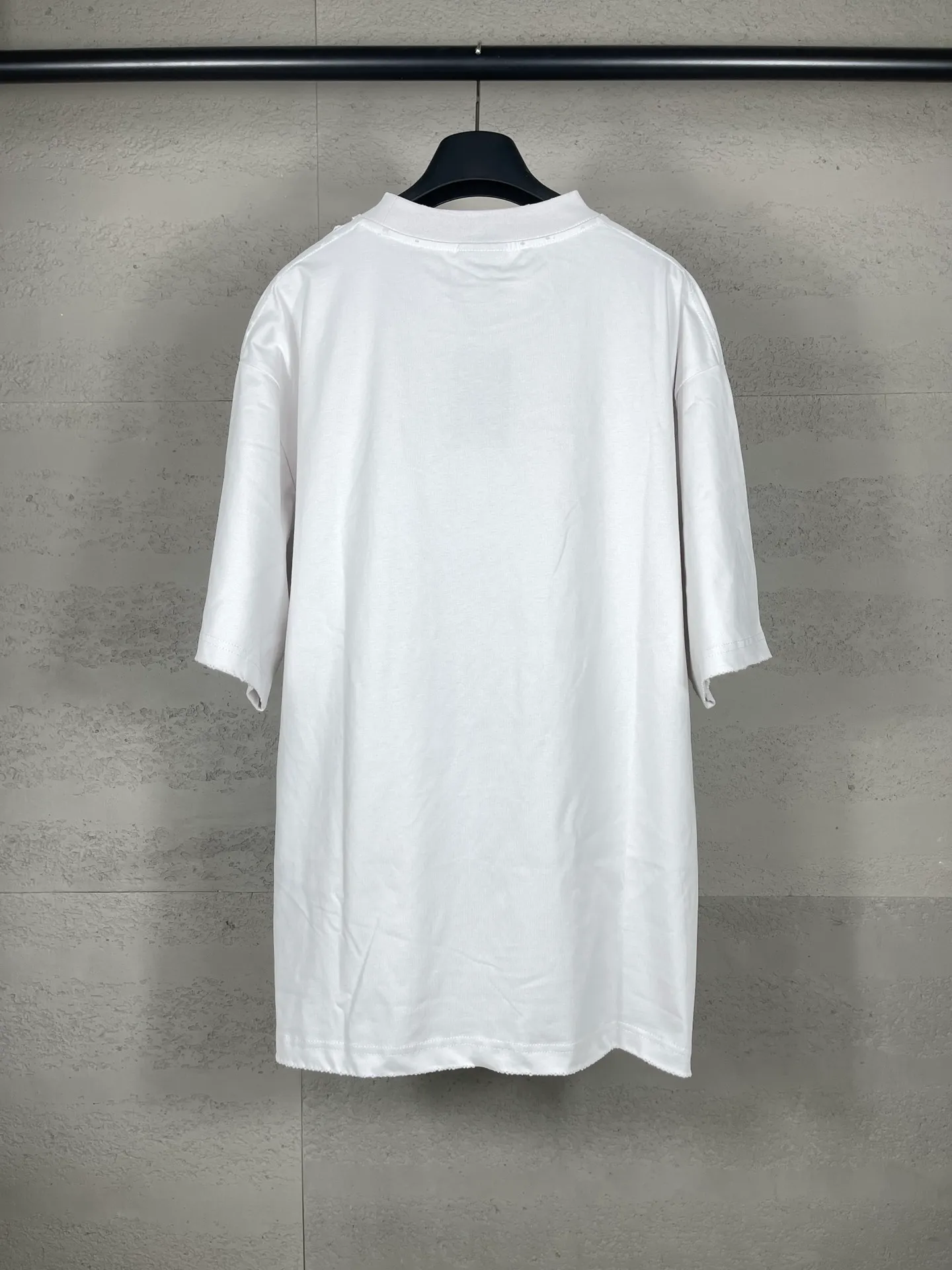 🅿️190 real photos [Top version. Official website quality] BALENCI*GA/Paris.SS25 latest model 3M artistic letter printing washed and worn short-sleeved T-shirt. Ready-made clothing with many parts worn and worn. Brick cabinets are synchronized. Genuine products are developed at the first time. The fabric is made of Paris ZP custom-woven and dyed cotton double yarn. Weighing 260 grams, the cloth surface is clean. The cloth pattern is clear, soft and comfortable. The threads are dyed with no color difference. The printing is made of environmentally friendly imported materials. The letters are clear and the effect is three-dimensional. The version adopts OS loose shoulder design. Same style for men and women. Code: BL223613 Color: washed black, gray and white. Size: XS S M L