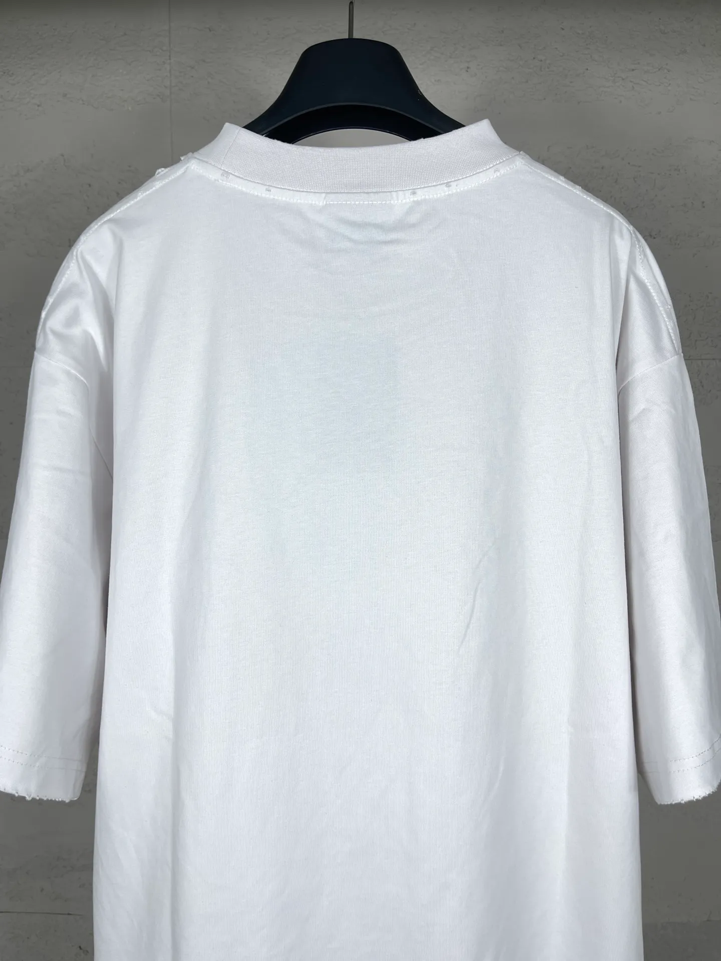🅿️190 real photos [Top version. Official website quality] BALENCI*GA/Paris.SS25 latest model 3M artistic letter printing washed and worn short-sleeved T-shirt. Ready-made clothing with many parts worn and worn. Brick cabinets are synchronized. Genuine products are developed at the first time. The fabric is made of Paris ZP custom-woven and dyed cotton double yarn. Weighing 260 grams, the cloth surface is clean. The cloth pattern is clear, soft and comfortable. The threads are dyed with no color difference. The printing is made of environmentally friendly imported materials. The letters are clear and the effect is three-dimensional. The version adopts OS loose shoulder design. Same style for men and women. Code: BL223613 Color: washed black, gray and white. Size: XS S M L