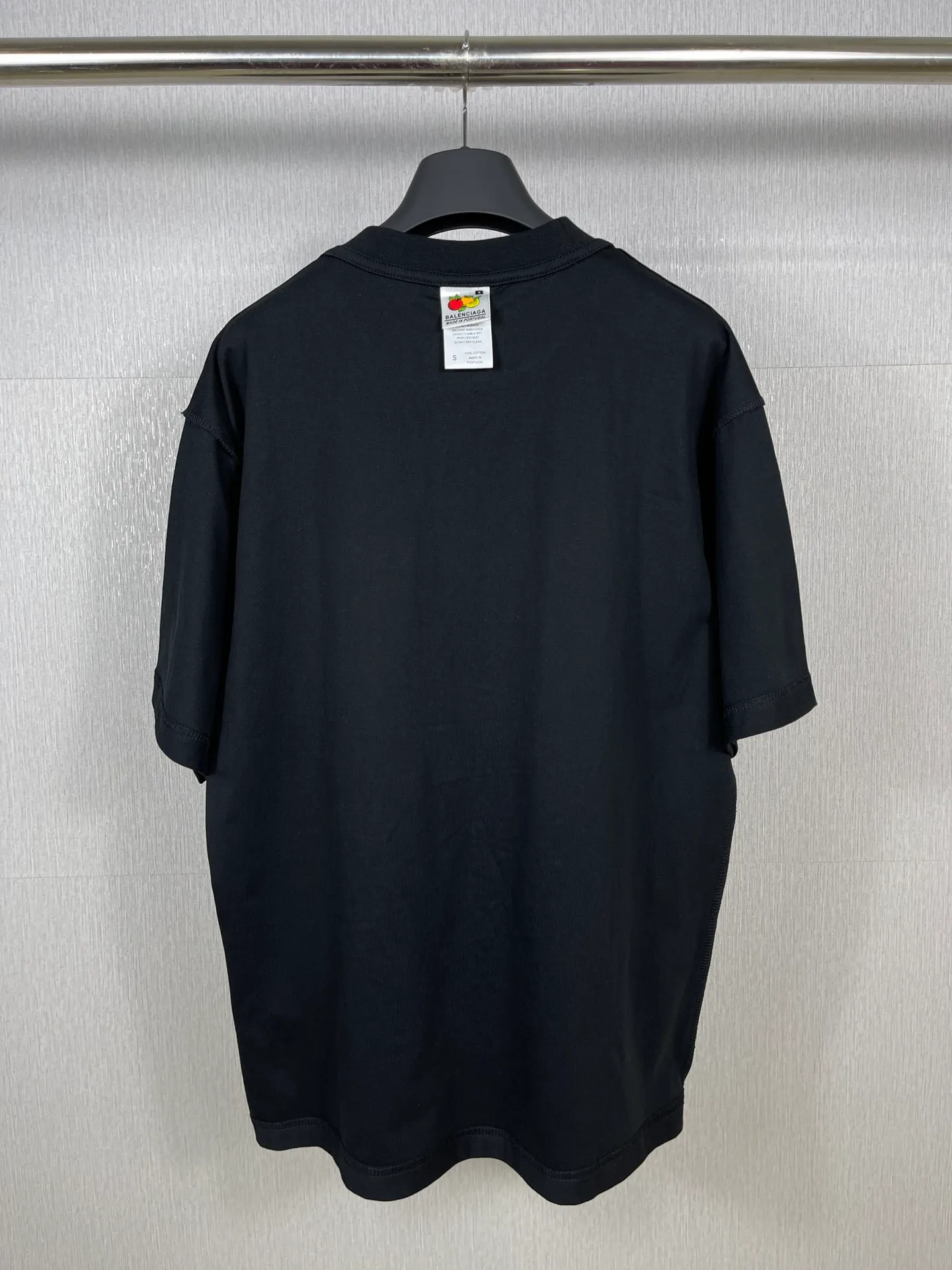 🅿️180 real photos [Top version. Official website quality] BALENCI*GA/Paris #Mirror embroidery reversible wear classic letter embroidery short-sleeved T-shirt #2023 spring and summer brick cabinet synchronization.                       The fabric is made of Paris ZP custom-woven and dyed cotton double yarn, weighing 260 grams. The cloth surface is clean. The cloth pattern is clear, soft and comfortable. The threads are dyed with no color difference. The classic letters are embroidered with an imported embroidery machine. The letters are clear and the effect is three-dimensional, restoring the brick cabinet. The version adopts the OS loose shoulder style. The same style for men and women. Coding: BL223098 Color: Black Size: XS to L