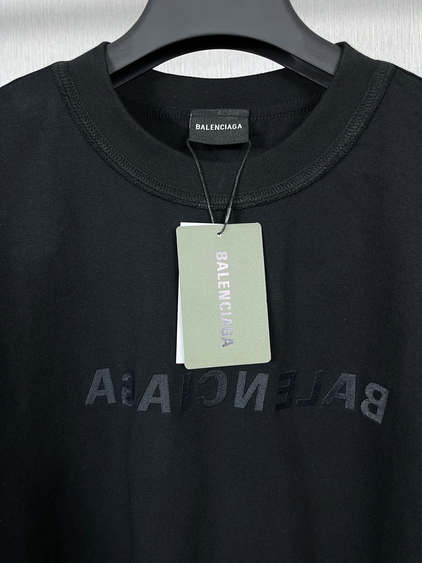 🅿️180 real photos [Top version. Official website quality] BALENCI*GA/Paris #Mirror embroidery reversible wear classic letter embroidery short-sleeved T-shirt #2023 spring and summer brick cabinet synchronization.                       The fabric is made of Paris ZP custom-woven and dyed cotton double yarn, weighing 260 grams. The cloth surface is clean. The cloth pattern is clear, soft and comfortable. The threads are dyed with no color difference. The classic letters are embroidered with an imported embroidery machine. The letters are clear and the effect is three-dimensional, restoring the brick cabinet. The version adopts the OS loose shoulder style. The same style for men and women. Coding: BL223098 Color: Black Size: XS to L