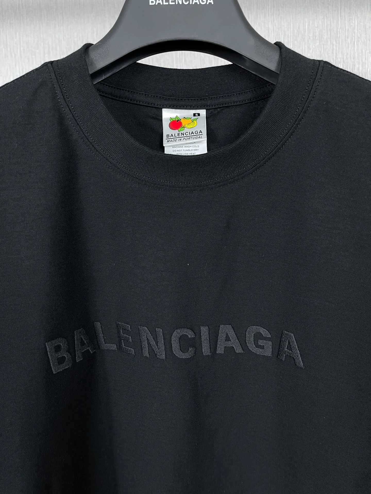 🅿️180 real photos [Top version. Official website quality] BALENCI*GA/Paris #Mirror embroidery reversible wear classic letter embroidery short-sleeved T-shirt #2023 spring and summer brick cabinet synchronization.                       The fabric is made of Paris ZP custom-woven and dyed cotton double yarn, weighing 260 grams. The cloth surface is clean. The cloth pattern is clear, soft and comfortable. The threads are dyed with no color difference. The classic letters are embroidered with an imported embroidery machine. The letters are clear and the effect is three-dimensional, restoring the brick cabinet. The version adopts the OS loose shoulder style. The same style for men and women. Coding: BL223098 Color: Black Size: XS to L