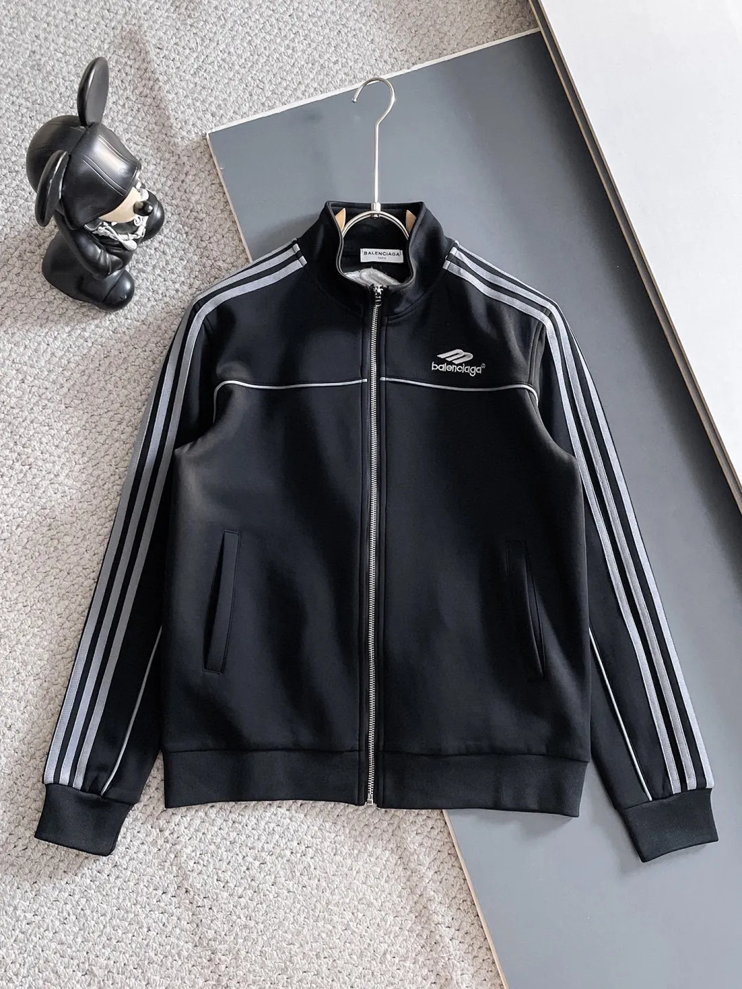 🅿️720 [BALENCIAGA] Hot-selling suit is coming. Focus on the original version of the official website. 2025 new hot-selling cardigan and sweatshirt suit. The original order is the best. 🇭🇰The meticulous work of top designers is dedicated to a fitting and perfect upper body effect. All-natural high-quality Tencel Roman cotton 100%, close-fitting comfort, noble and elegant! Original hardware embodies elegance and nobility! Counter size: M-3XL (maximum wear up to 190 pounds)