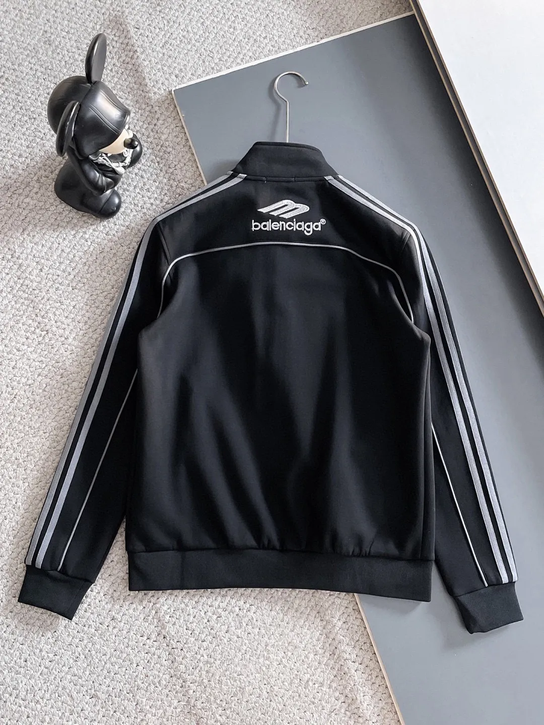 🅿️720 [BALENCIAGA] Hot-selling suit is coming. Focus on the original version of the official website. 2025 new hot-selling cardigan and sweatshirt suit. The original order is the best. 🇭🇰The meticulous work of top designers is dedicated to a fitting and perfect upper body effect. All-natural high-quality Tencel Roman cotton 100%, close-fitting comfort, noble and elegant! Original hardware embodies elegance and nobility! Counter size: M-3XL (maximum wear up to 190 pounds)