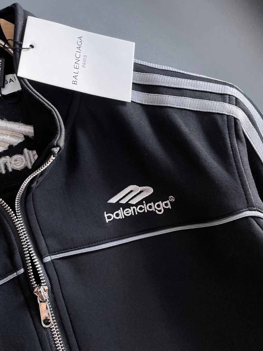 🅿️720 [BALENCIAGA] Hot-selling suit is coming. Focus on the original version of the official website. 2025 new hot-selling cardigan and sweatshirt suit. The original order is the best. 🇭🇰The meticulous work of top designers is dedicated to a fitting and perfect upper body effect. All-natural high-quality Tencel Roman cotton 100%, close-fitting comfort, noble and elegant! Original hardware embodies elegance and nobility! Counter size: M-3XL (maximum wear up to 190 pounds)