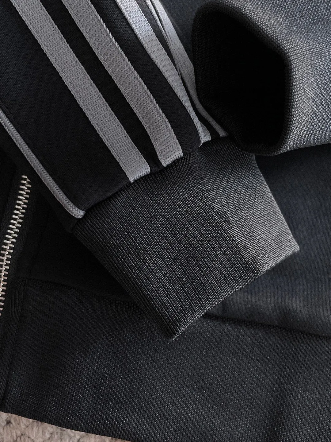 🅿️720 [BALENCIAGA] Hot-selling suit is coming. Focus on the original version of the official website. 2025 new hot-selling cardigan and sweatshirt suit. The original order is the best. 🇭🇰The meticulous work of top designers is dedicated to a fitting and perfect upper body effect. All-natural high-quality Tencel Roman cotton 100%, close-fitting comfort, noble and elegant! Original hardware embodies elegance and nobility! Counter size: M-3XL (maximum wear up to 190 pounds)