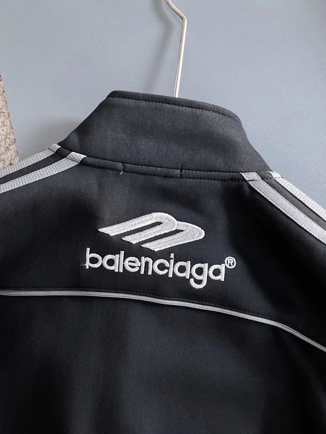 🅿️720 [BALENCIAGA] Hot-selling suit is coming. Focus on the original version of the official website. 2025 new hot-selling cardigan and sweatshirt suit. The original order is the best. 🇭🇰The meticulous work of top designers is dedicated to a fitting and perfect upper body effect. All-natural high-quality Tencel Roman cotton 100%, close-fitting comfort, noble and elegant! Original hardware embodies elegance and nobility! Counter size: M-3XL (maximum wear up to 190 pounds)