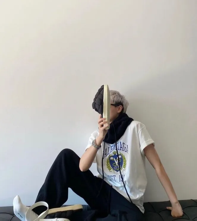 ♻️💯Upper body reference model picture❤️The top tested version of Balenciaga Balenciaga logo printed EST 1917 knitted T-shirt 2022 new spring and summer short-sleeved men and women couples, the process uses Kangli printing cracking effect. This crack is not a line pattern, but a three-dimensional burst pattern. How many versions on the market are based on pictures? Just make pictures, not craftsmanship? Without a version, it would be impossible to create the original flavor, and it would be almost pointless to brag! The front panel printing glue bursting effect uses imported transparent slurry to scrape the bottom to make the printing bursting feel uniform. (PS: If this process is missing, the printing will easily fall off in large areas after cracking) The fabric is made of 24S 260g pure cotton double yarn fabric, which is full of drape, sweat-absorbent and breathable. Color: Black White Size: XS-L P:250