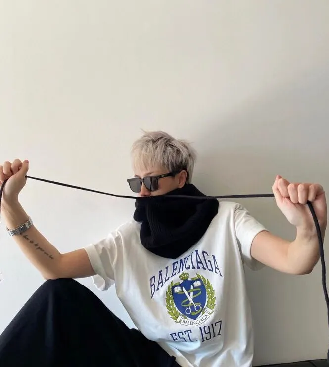 ♻️💯Upper body reference model picture❤️The top tested version of Balenciaga Balenciaga logo printed EST 1917 knitted T-shirt 2022 new spring and summer short-sleeved men and women couples, the process uses Kangli printing cracking effect. This crack is not a line pattern, but a three-dimensional burst pattern. How many versions on the market are based on pictures? Just make pictures, not craftsmanship? Without a version, it would be impossible to create the original flavor, and it would be almost pointless to brag! The front panel printing glue bursting effect uses imported transparent slurry to scrape the bottom to make the printing bursting feel uniform. (PS: If this process is missing, the printing will easily fall off in large areas after cracking) The fabric is made of 24S 260g pure cotton double yarn fabric, which is full of drape, sweat-absorbent and breathable. Color: Black White Size: XS-L P:250