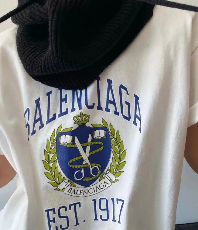 ♻️💯Upper body reference model picture❤️The top tested version of Balenciaga Balenciaga logo printed EST 1917 knitted T-shirt 2022 new spring and summer short-sleeved men and women couples, the process uses Kangli printing cracking effect. This crack is not a line pattern, but a three-dimensional burst pattern. How many versions on the market are based on pictures? Just make pictures, not craftsmanship? Without a version, it would be impossible to create the original flavor, and it would be almost pointless to brag! The front panel printing glue bursting effect uses imported transparent slurry to scrape the bottom to make the printing bursting feel uniform. (PS: If this process is missing, the printing will easily fall off in large areas after cracking) The fabric is made of 24S 260g pure cotton double yarn fabric, which is full of drape, sweat-absorbent and breathable. Color: Black White Size: XS-L P:250