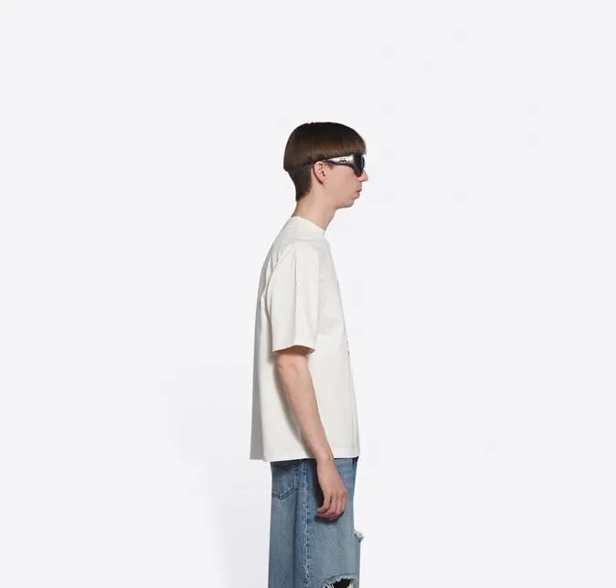 ♻️💯Upper body reference model picture❤️The top tested version of Balenciaga Balenciaga logo printed EST 1917 knitted T-shirt 2022 new spring and summer short-sleeved men and women couples, the process uses Kangli printing cracking effect. This crack is not a line pattern, but a three-dimensional burst pattern. How many versions on the market are based on pictures? Just make pictures, not craftsmanship? Without a version, it would be impossible to create the original flavor, and it would be almost pointless to brag! The front panel printing glue bursting effect uses imported transparent slurry to scrape the bottom to make the printing bursting feel uniform. (PS: If this process is missing, the printing will easily fall off in large areas after cracking) The fabric is made of 24S 260g pure cotton double yarn fabric, which is full of drape, sweat-absorbent and breathable. Color: Black White Size: XS-L P:250
