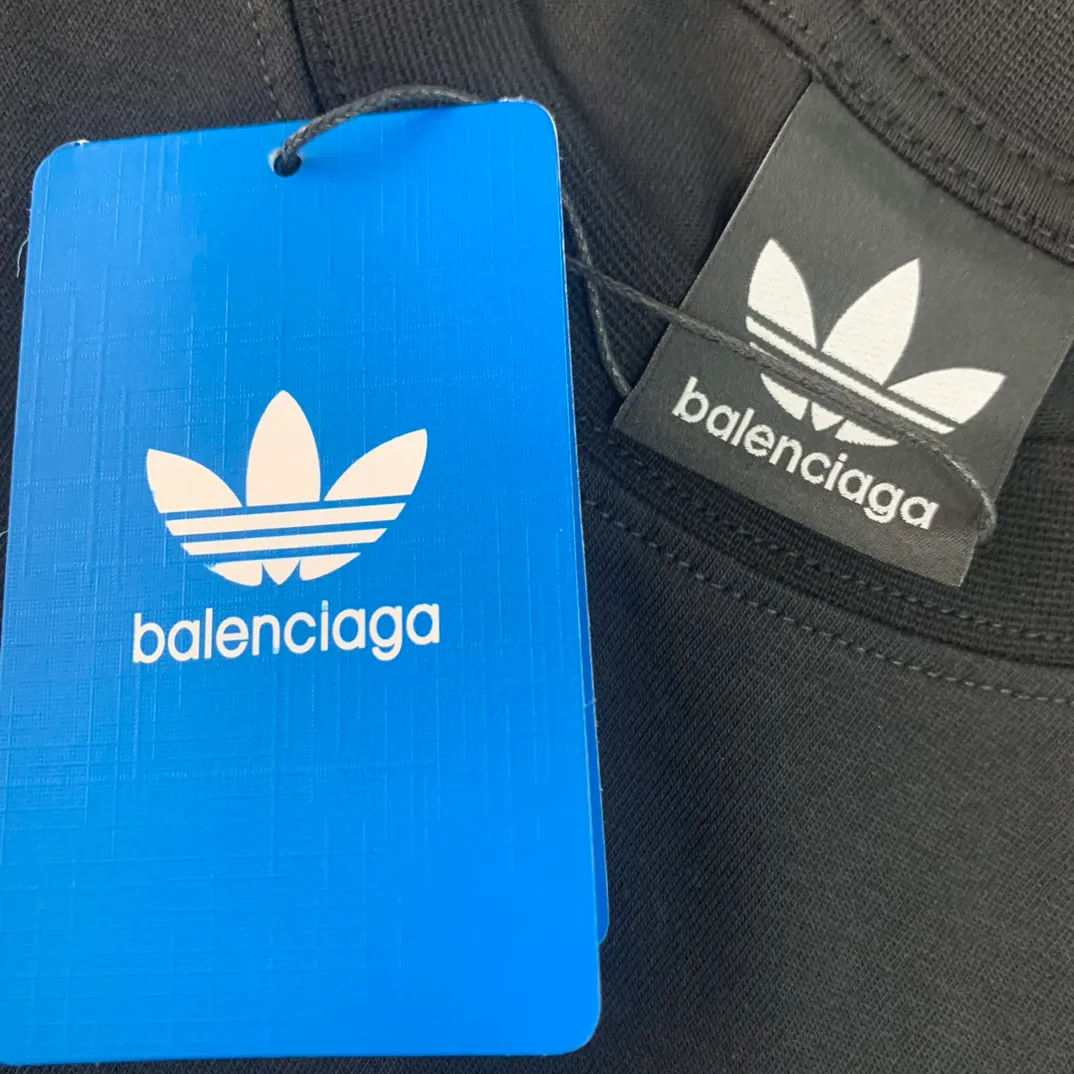 [New] Top-quality verified version BALENCIAGA/ADIDAS Balenciaga co-branded Adidas clover 23SS printed pattern letter round neck short-sleeved T-shirt is a hot topic at the moment🔥Quality ceiling It seems to be a simple printing or embroidery, but it is not simple at all. 100% imported machine restoration. The details and workmanship and fabrics are consistent with the original ones. Guaranteed no color difference with the counter. Feel free to compare ⚠️Note that the threaded necklines are all original collars of a certain Paris and a certain country. High degree of wrapping. The width of the neckline and cabinets are accurate to millimeters. Thick necklines are not easily deformed. The collars of high-end products are all restored to cabinets. Differentiating large collars from ordinary garbage in the world. ⚠️Different styles of washed wheat main wheat, including imported wheat, have different colors and codes. Really restore the counter. As we all know, Balenciaga’s collar labels in each quarter have different English or colors. This distinguishes fast food products from the world’s single-color main wheat washed wheat. ⚠️Pay attention to workmanship. Stitches at the collar are not folded. Smooth and natural, no overlapping lines, true restoration ⚠️The fabric is made of 250g Paris-specific double yarn. It is really incomparable with the ordinary version on the market. Correct printing details. Correct double yarn with high weight thread. Correct packaging details. Workmanship is restored in all aspects. Packaging is restored in all aspects. P: 270 Color: Black White Green SIZE: XS-S-M-L