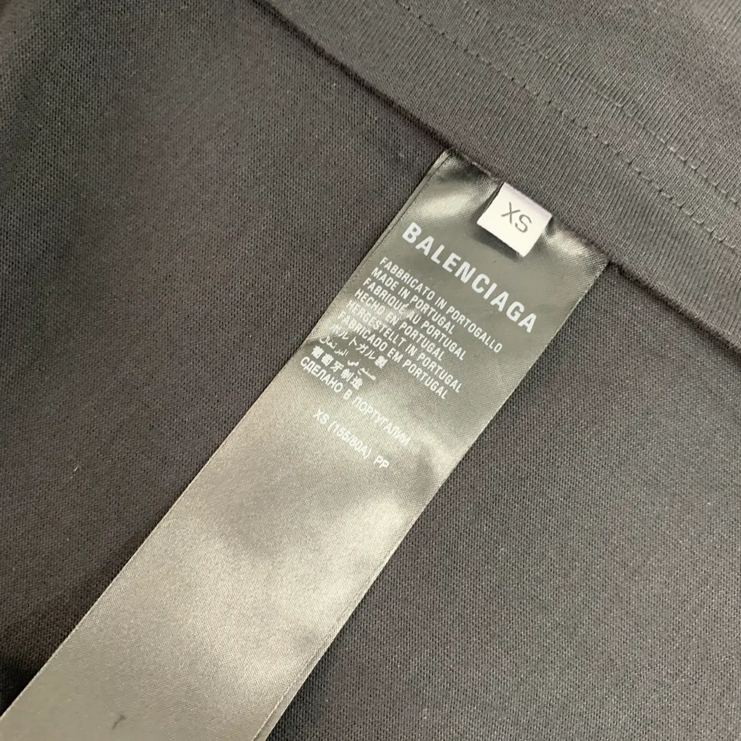 [New] Top-quality verified version BALENCIAGA/ADIDAS Balenciaga co-branded Adidas clover 23SS printed pattern letter round neck short-sleeved T-shirt is a hot topic at the moment🔥Quality ceiling It seems to be a simple printing or embroidery, but it is not simple at all. 100% imported machine restoration. The details and workmanship and fabrics are consistent with the original ones. Guaranteed no color difference with the counter. Feel free to compare ⚠️Note that the threaded necklines are all original collars of a certain Paris and a certain country. High degree of wrapping. The width of the neckline and cabinets are accurate to millimeters. Thick necklines are not easily deformed. The collars of high-end products are all restored to cabinets. Differentiating large collars from ordinary garbage in the world. ⚠️Different styles of washed wheat main wheat, including imported wheat, have different colors and codes. Really restore the counter. As we all know, Balenciaga’s collar labels in each quarter have different English or colors. This distinguishes fast food products from the world’s single-color main wheat washed wheat. ⚠️Pay attention to workmanship. Stitches at the collar are not folded. Smooth and natural, no overlapping lines, true restoration ⚠️The fabric is made of 250g Paris-specific double yarn. It is really incomparable with the ordinary version on the market. Correct printing details. Correct double yarn with high weight thread. Correct packaging details. Workmanship is restored in all aspects. Packaging is restored in all aspects. P: 270 Color: Black White Green SIZE: XS-S-M-L