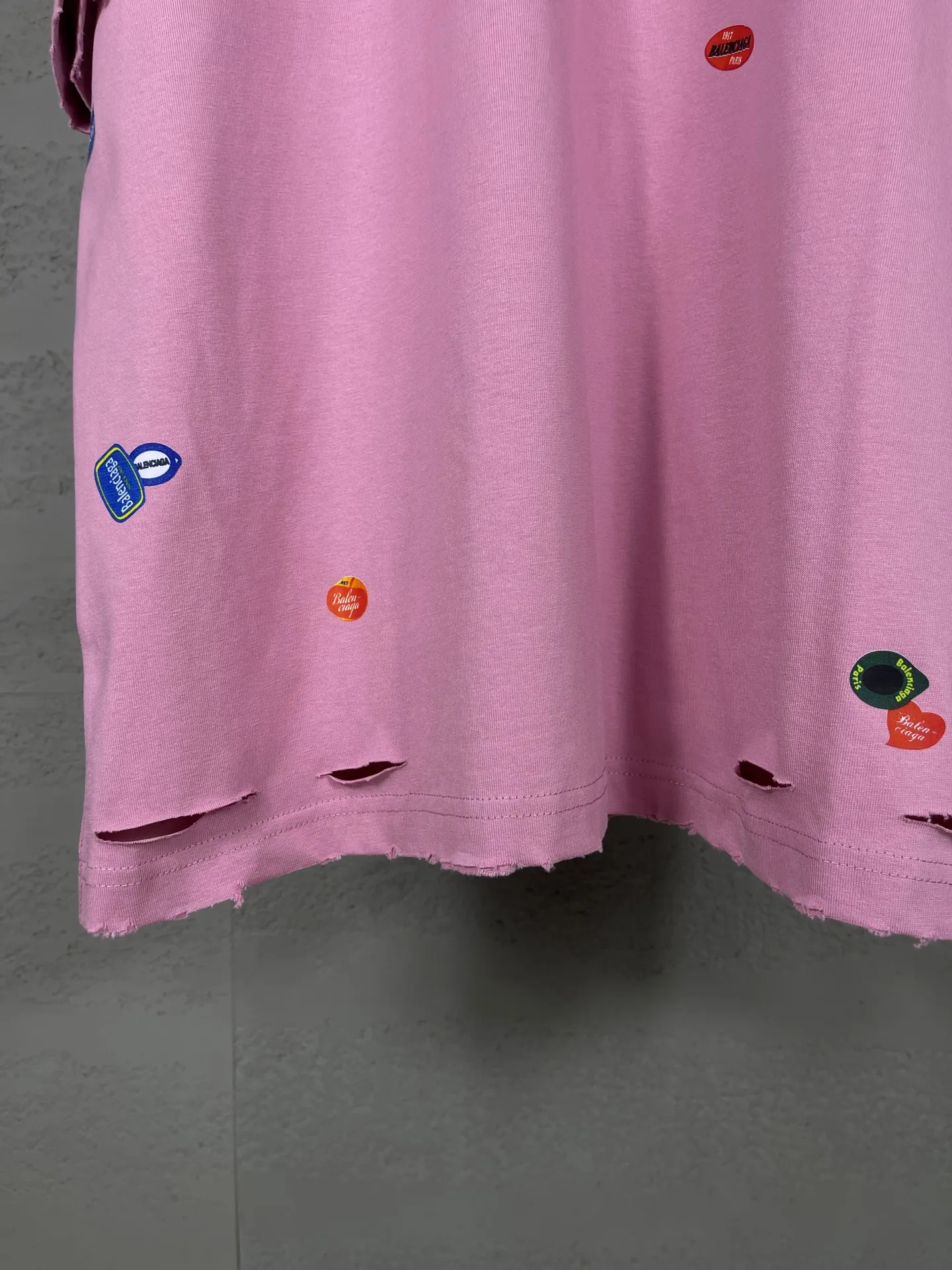 🅿️214 Real photos [Top version. Official website quality] BALENCI*GA/Paris #2025 spring and summer new style. Fruit pattern Vintage all over embossed washed and distressed short-sleeved T-shirt#. The fabric is made of Paris ZP custom-woven and dyed cotton double yarn. Weighing 260 grams, the cloth surface is clean. The cloth pattern is clear, soft and comfortable. The threads are dyed with no color difference. The pattern printing uses environmentally friendly imported glue and computer inkjet printing. The pattern is clear, no burrs, and has a strong three-dimensional effect. The garments are washed and worn. All colors are synchronized with the brick cabinets, custom woven and dyed, and will not fade. Different market currencies. The version adopts OS loose shoulder design. Same style for men and women. Code: BL253665 Color: floral gray, pink Size: XS S M L