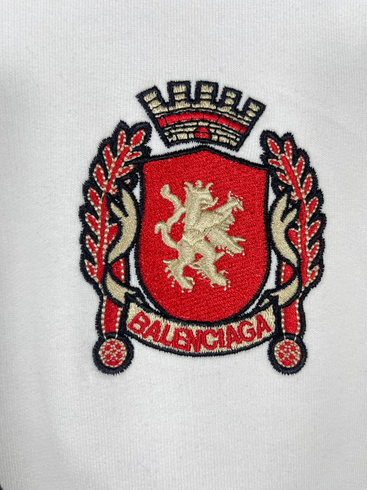🅿️380 real shots [Top version. Official website quality] BALENCI*GA/Paris new model. Co-branded Manchester United football sportswear LOGO embroidered printed cardigan hooded sweatshirt. The craftsmanship is extremely complex and the market currency is very different. Welcome to compare🆚. The fabric is made of Paris ZP custom-woven and dyed cotton sweatshirt. Weighing 460 grams, the cloth surface is clean. The cloth pattern is clear, soft and comfortable. The threads are dyed with no color difference. The classic pattern embroidery is embroidered by Tajima imported embroidery machine, and the printing uses imported glue. The letters are clear, three-dimensional and without burrs. Jubie market produces pictures based on pictures. Welcome to compare. The version adopts OS loose shoulder design. Same style for men and women. Code: BL238927 Color: black, white Size: XS S M L