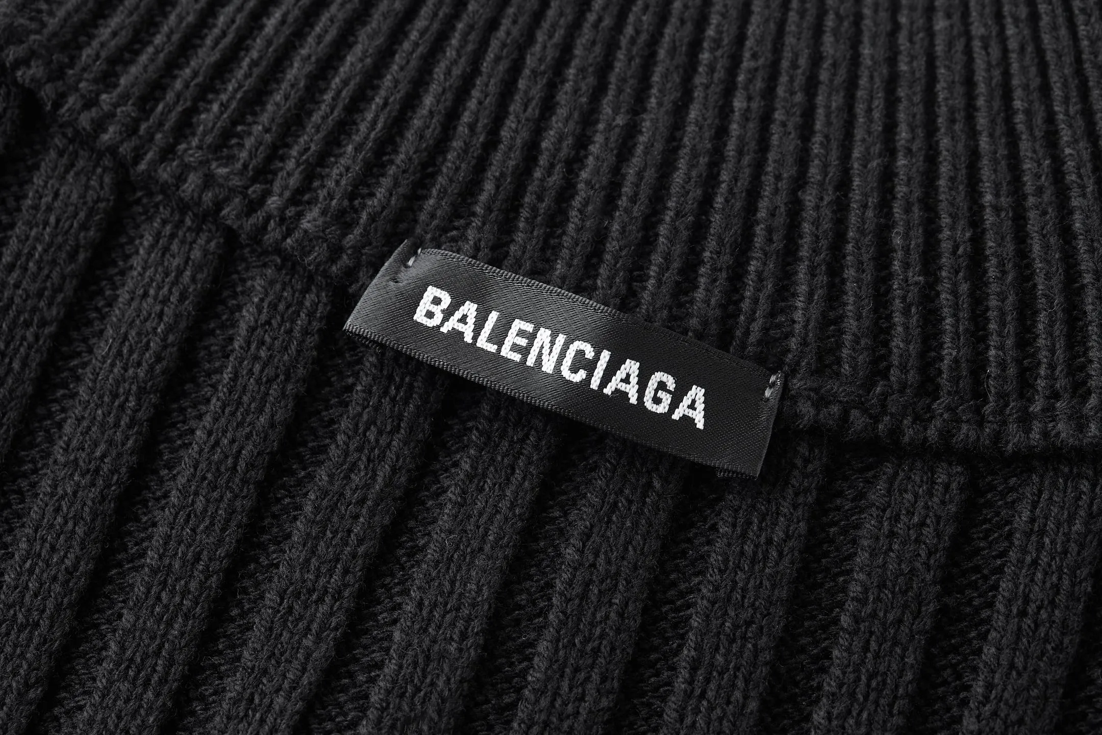 🅿️500 [Exclusive supply] BLCG half-zip sweater with silicone leather labels on sleeves and arms. The original version was purchased and developed for 13,000. The fabric is made of 56% polyester fiber and 45% cotton yarn. This fabric has elastic upper body and is suitable for outerwear. The fabric is soft and shapely. The silicone arm is custom-made with 0.1 imported material, and the brand logo is laminated on the surface. The zipper is distressed by electroplating, and the double B brand logo is laser engraved on the surface. Ready-to-wear washing - fixing the fit - adding hand feel - fixing the color. Size:S-M-L-XL