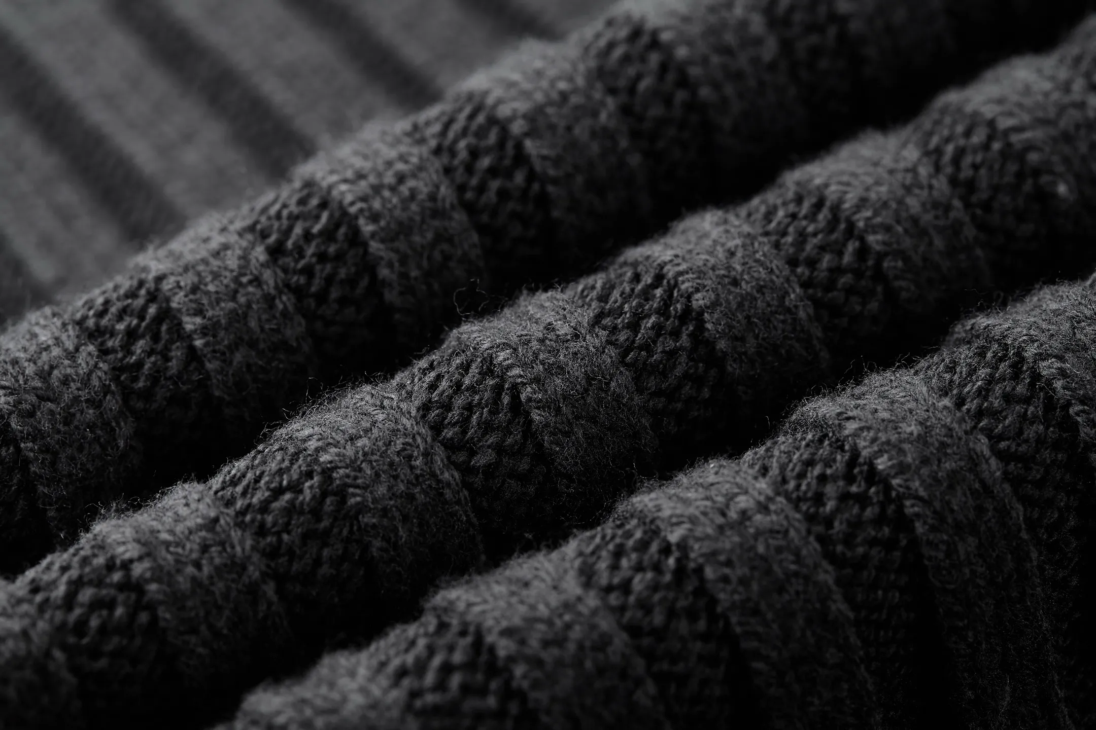 🅿️500 [Exclusive supply] BLCG half-zip sweater with silicone leather labels on sleeves and arms. The original version was purchased and developed for 13,000. The fabric is made of 56% polyester fiber and 45% cotton yarn. This fabric has elastic upper body and is suitable for outerwear. The fabric is soft and shapely. The silicone arm is custom-made with 0.1 imported material, and the brand logo is laminated on the surface. The zipper is distressed by electroplating, and the double B brand logo is laser engraved on the surface. Ready-to-wear washing - fixing the fit - adding hand feel - fixing the color. Size:S-M-L-XL