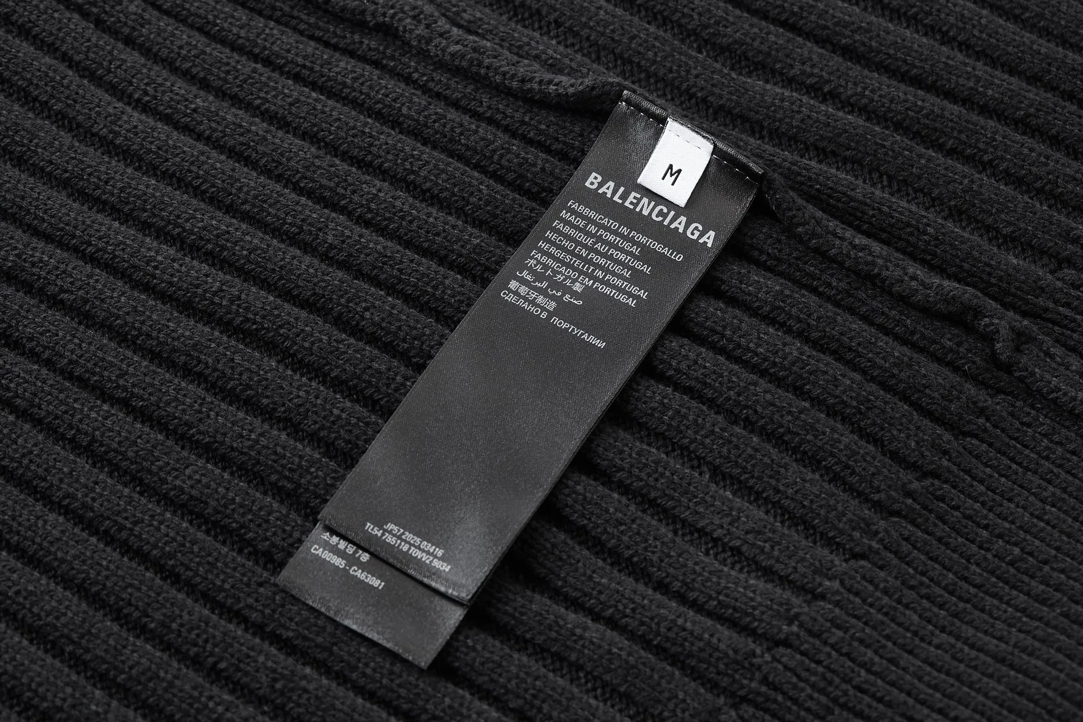 🅿️500 [Exclusive supply] BLCG half-zip sweater with silicone leather labels on sleeves and arms. The original version was purchased and developed for 13,000. The fabric is made of 56% polyester fiber and 45% cotton yarn. This fabric has elastic upper body and is suitable for outerwear. The fabric is soft and shapely. The silicone arm is custom-made with 0.1 imported material, and the brand logo is laminated on the surface. The zipper is distressed by electroplating, and the double B brand logo is laser engraved on the surface. Ready-to-wear washing - fixing the fit - adding hand feel - fixing the color. Size:S-M-L-XL
