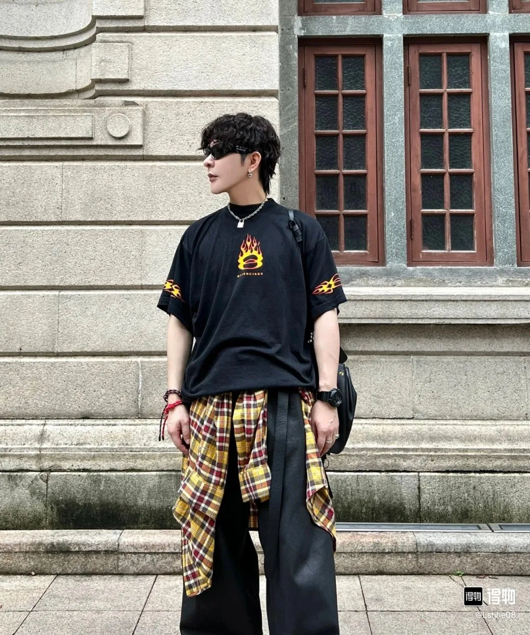 ♻️💯Upper body reference model picture❤️Top version BALENCIAGA/Balenciaga 2024 SS latest flame direct injection printed washed and distressed short-sleeved T-shirt ✅No. 1 quality in this market Real ceiling quality ✅All original development attention to detail pictures to avoid stolen pictures merchants mixed ✅Correct 260g custom-woven and dyed double yarn pure cotton fabric, consistent ZP of worn holes ✅Correct imported material printing, Kangli machine direct-injection process, no hand feel, clear and three-dimensional Firm and does not fall off✅ Fixed dyeing thread, no color difference, no fading, no deformation, overweight craftsmanship, the same as the original version, different market currency. Here I will explain why I am a little more expensive than others, 1. It seems to be a simple printing or embroidery, but it is not simple at all. 10000% imported machine restoration. Not just lip service. You are welcome to compare with peers. 2. Each model is produced by the company. It’s not shameful to make a replica, it’s shameful if you can’t buy the correct version if you make a replica. 3. Note that the threaded collars are all original collars of certain countries and regions, with high wrapping. The width of the neckline and cabinets are accurate to the millimeter. Thick necklines are not easy to deform. The collars of high-end products are all restored cabinets. They are different from the big collars in the world. Ordinary garbage short-sleeves are printed with a print. The clavicle of the upper body is exposed. Please be patient. Customers who have bought genuine products or have seen genuine products will come back to place orders again. This is quality. This is quality. 4. Different styles of washed wheat main wheat, including imported wheat, have different colors and codes. Really restore the counter. As we all know, Balenciaga has different English or different colors on the collar labels of each quarter. This distinguishes the fast food products with the same common main wheat washed wheat. 5. Pay attention to the workmanship. The stitching at the neckline has no folds, smooth and natural without overlapping lines, and truly restores this. This is something that many people cannot do. 6. The fabric is made of 260g Paris-specific double yarn. No one can make better fabrics than my family. There's really no way to compare it with the ordinary version on the market. Respect it. It's genuine and costs thousands of dollars. Don't buy street stalls. Quality 7. The workmanship is fully restored. The packaging is fully restored. The cost is huge. 8. I guarantee here that this is the highest quality you can find. Color: Yellow Blue Black Size: XS-S-M-L P:260