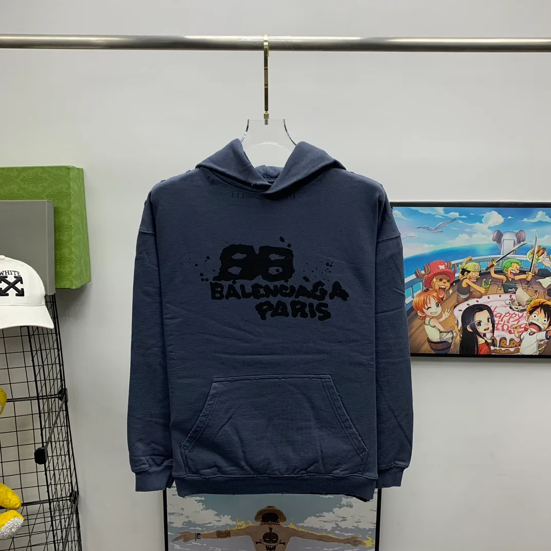 Top tested version BALENCIAGA/Balenciaga 2023 SS BB hand-painted graffiti printed hooded sweatshirt ✅No.1 quality in this market Real ceiling quality ✅All original development, pay attention to detail pictures to avoid stolen pictures and merchants mix them ✅Correct 450g custom-woven and dyed 100% cotton double yarn compact cotton fabric ✅Imported Kangli direct-injection printing color ZP consistent, clear and firm, no hand feel ✅Clear cloth texture Soft and comfortable thread adopts custom-woven and dyed without color difference ✅Overweight process The color fastness is good and the ZP is consistent. Let me explain why mine is a little more expensive than others. 1. It seems to be a simple printing or embroidery. In fact, it is not simple at all. 10000% imported machine restoration is not just lip service. You are welcome to compare with peers. 2. Each model is produced by the company. The details of the workmanship and fabrics are consistent with the original ones. There is no color difference between the ones at the counters. It is not scary to reproduce. Whoever is fake is embarrassed. It’s not shameful to make a replica, it’s shameful if you can’t buy the correct version if you make a replica. 3. Note that the threaded collars are all original collars of certain countries and regions, with high wrapping. The width of the neckline and cabinets are accurate to the millimeter. Thick necklines are not easy to deform. The collars of high-end products are all restored cabinets. They are different from the big collars in the world. Ordinary garbage short-sleeves are printed with a print. The clavicle of the upper body is exposed. Please be patient. Customers who have bought genuine products or have seen genuine products will come back to place orders again. This is quality. This is quality. 4. Different styles of washed wheat main wheat, including imported wheat, have different colors and codes. Really restore the counter. As we all know, Balenciaga's collar labels in each quarter have different English or different colors. This distinguishes fast food from the world's same-colored main wheat washed wheat. 5. Pay attention to the workmanship. The stitching at the neckline has no folds, smooth and natural without overlapping lines, and truly restores this. This is something that many people cannot do. 6. The fabric is made of 450g Paris-specific double yarn. No one can make better fabrics than my family. There's really no way to compare it with the ordinary version on the market. Respect it. It's genuine and costs thousands of dollars anyway. Don't buy street stalls. Quality 7. The workmanship is fully restored. The packaging is fully restored. The cost is huge. 8. I guarantee here that this is the highest quality you can find. Size: XS-S-M-L (the correct version is very large) Color: blue P:450