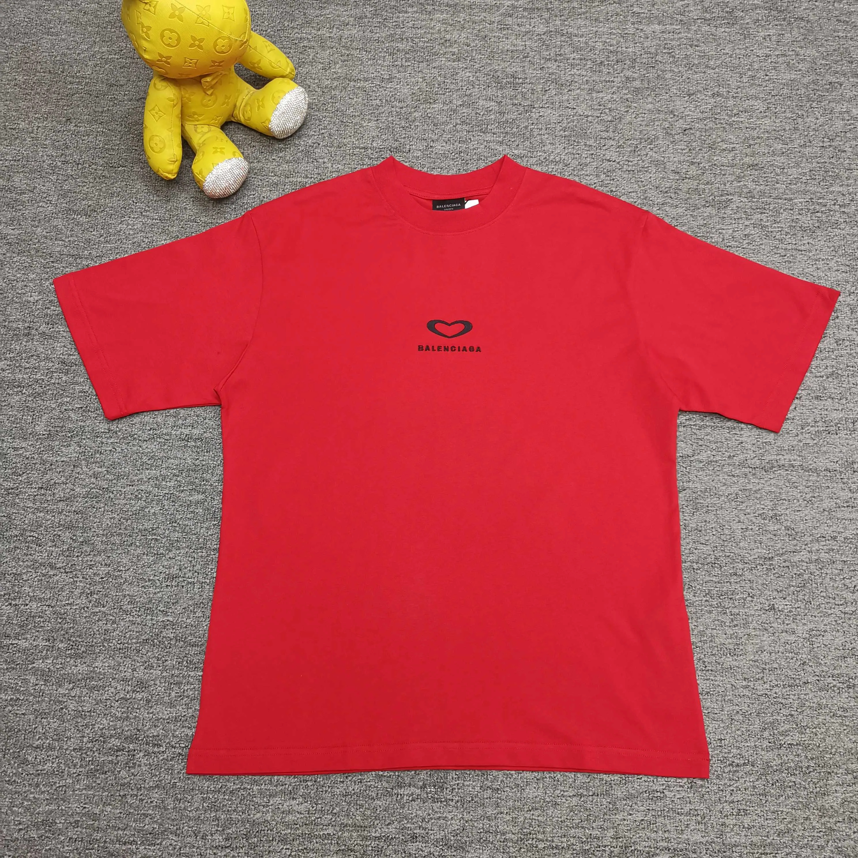 [Top version. Official website quality] BALENCI*GA/Paris.SS25 latest model, Paris Chinese Valentine's Day limited edition, short-sleeved T-shirt with love LOGO embroidery on the front and love LOGO printing on the back. Brick cabinet synchronization. Genuine product development at the first time, welcome to compare! The fabric is made of Paris ZP custom-woven and dyed cotton double yarn. Weighing 260 grams, the cloth surface is clean. The cloth pattern is clear, soft and comfortable. The threads are dyed with no color difference. The embroidery is done using imported Tajima embroidery machines. The printing uses environmentally friendly imported rubber paddles. The letters are clear and the effect is three-dimensional. The version adopts OS loose shoulder design. Same style for men and women. Color: black, red, pink, off-white. Size: XS S M L P260