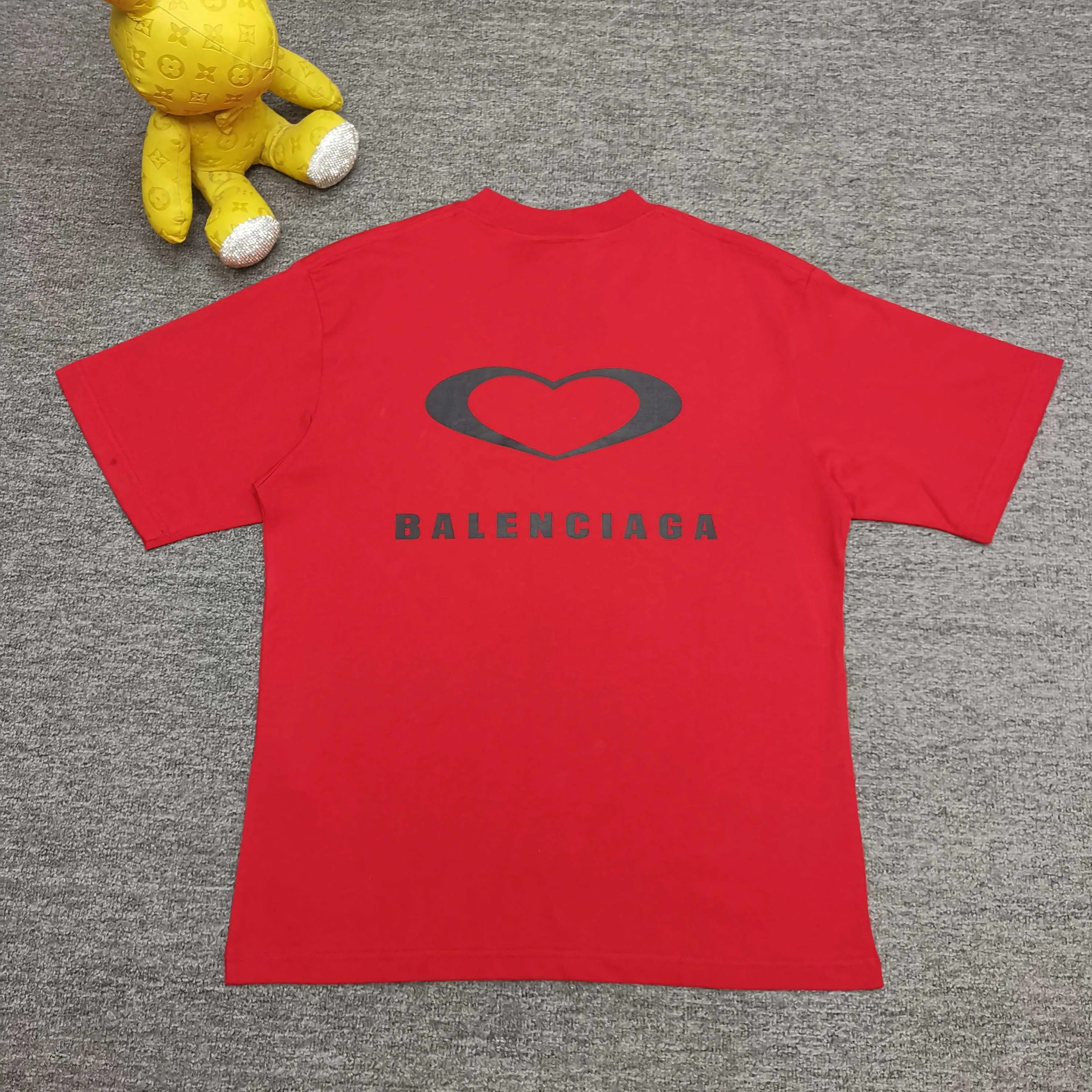 [Top version. Official website quality] BALENCI*GA/Paris.SS25 latest model, Paris Chinese Valentine's Day limited edition, short-sleeved T-shirt with love LOGO embroidery on the front and love LOGO printing on the back. Brick cabinet synchronization. Genuine product development at the first time, welcome to compare! The fabric is made of Paris ZP custom-woven and dyed cotton double yarn. Weighing 260 grams, the cloth surface is clean. The cloth pattern is clear, soft and comfortable. The threads are dyed with no color difference. The embroidery is done using imported Tajima embroidery machines. The printing uses environmentally friendly imported rubber paddles. The letters are clear and the effect is three-dimensional. The version adopts OS loose shoulder design. Same style for men and women. Color: black, red, pink, off-white. Size: XS S M L P260