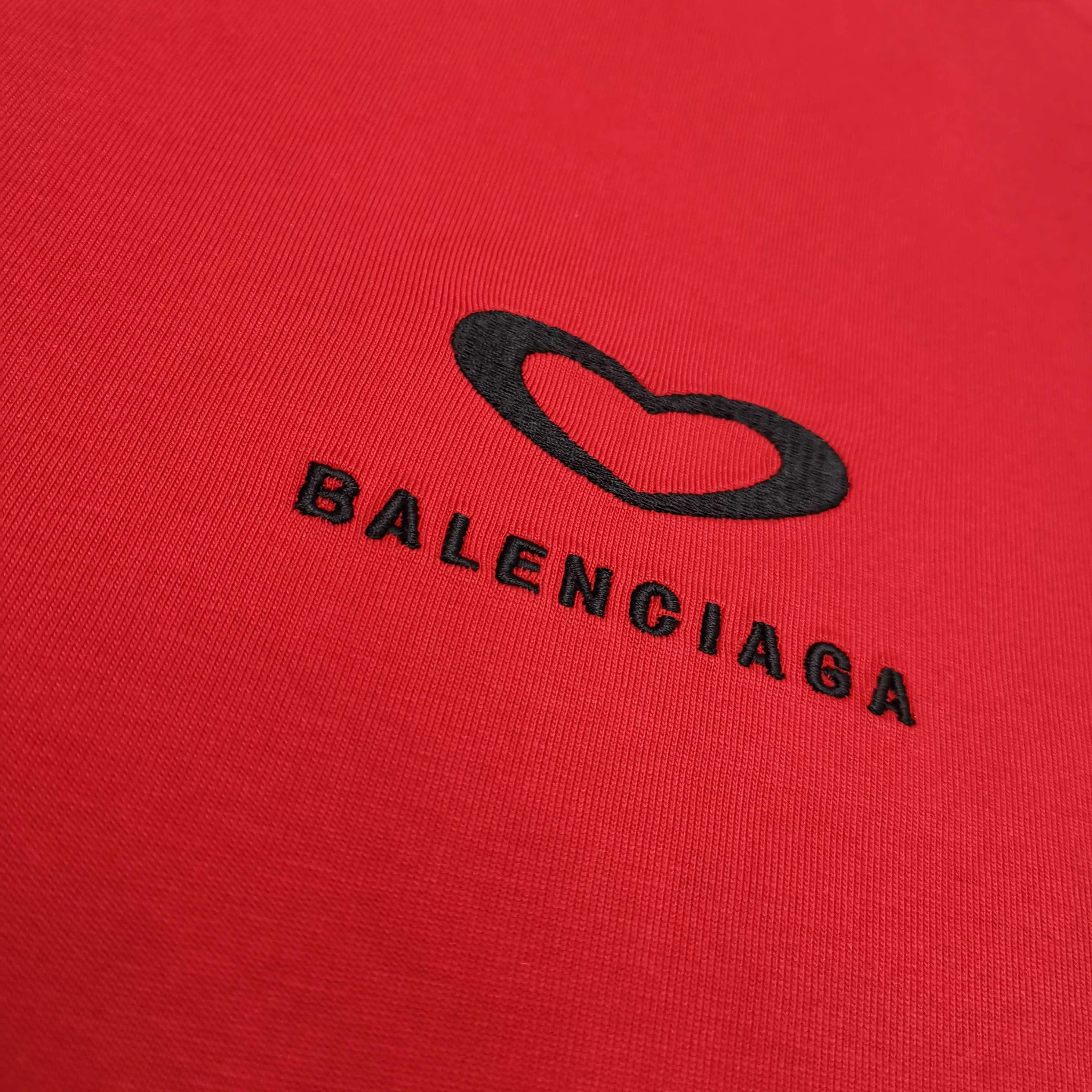 [Top version. Official website quality] BALENCI*GA/Paris.SS25 latest model, Paris Chinese Valentine's Day limited edition, short-sleeved T-shirt with love LOGO embroidery on the front and love LOGO printing on the back. Brick cabinet synchronization. Genuine product development at the first time, welcome to compare! The fabric is made of Paris ZP custom-woven and dyed cotton double yarn. Weighing 260 grams, the cloth surface is clean. The cloth pattern is clear, soft and comfortable. The threads are dyed with no color difference. The embroidery is done using imported Tajima embroidery machines. The printing uses environmentally friendly imported rubber paddles. The letters are clear and the effect is three-dimensional. The version adopts OS loose shoulder design. Same style for men and women. Color: black, red, pink, off-white. Size: XS S M L P260