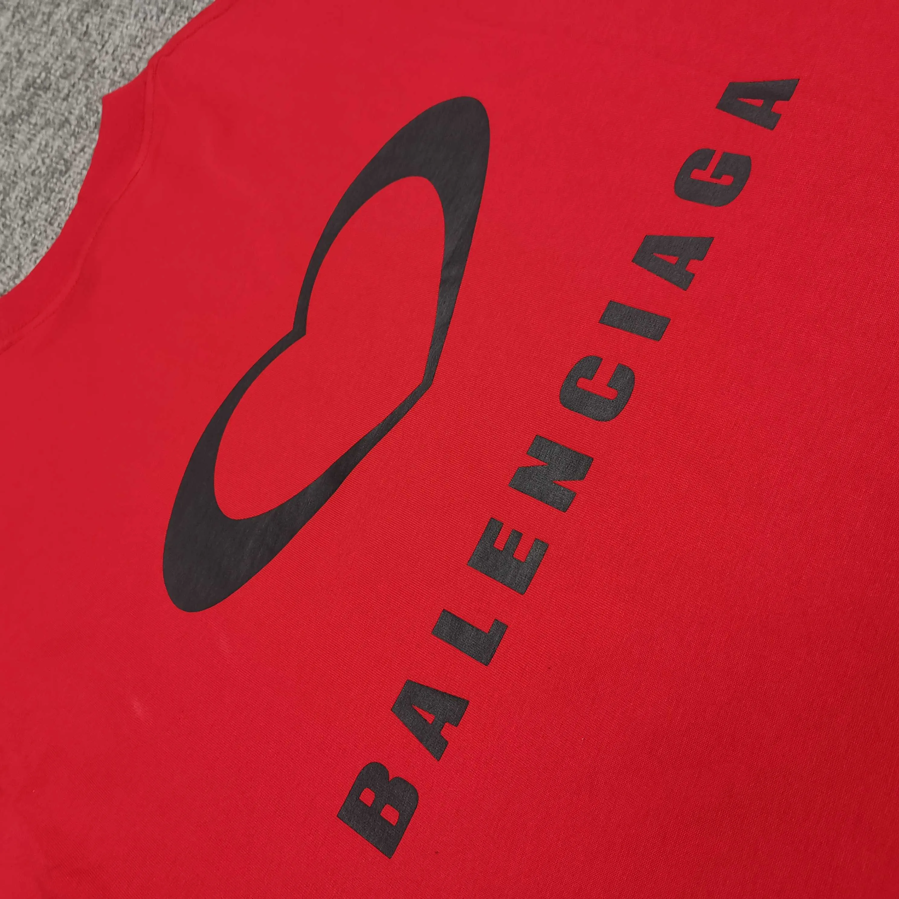 [Top version. Official website quality] BALENCI*GA/Paris.SS25 latest model, Paris Chinese Valentine's Day limited edition, short-sleeved T-shirt with love LOGO embroidery on the front and love LOGO printing on the back. Brick cabinet synchronization. Genuine product development at the first time, welcome to compare! The fabric is made of Paris ZP custom-woven and dyed cotton double yarn. Weighing 260 grams, the cloth surface is clean. The cloth pattern is clear, soft and comfortable. The threads are dyed with no color difference. The embroidery is done using imported Tajima embroidery machines. The printing uses environmentally friendly imported rubber paddles. The letters are clear and the effect is three-dimensional. The version adopts OS loose shoulder design. Same style for men and women. Color: black, red, pink, off-white. Size: XS S M L P260