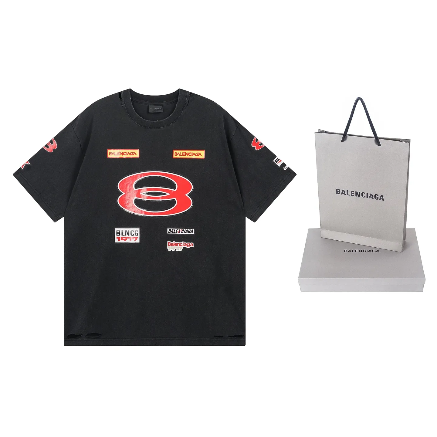 🅿️200 Detailed picture [Top version. Official website quality] BALENCI*GA/Paris. 25ss latest model. Paris is printed with sponsor logos English LOGO combination on the front, washed and distressed short-sleeved T-shirt. Brick cabinet synchronization. The fabric is made of Paris ZP custom-woven and dyed 100% cotton double yarn compact cotton. The weight is 260 grams, the cloth surface is clean. The cloth pattern is clear, soft and comfortable, and the thread is dyed with no color difference. The classic LOGO pattern is printed with environmentally friendly imported materials, with clear letters and a strong three-dimensional feel. Restored brick cabinet. The garments were washed and aged, and polished by many hands. Produced by ultra-heavy craftsmanship, the market currency is very different, welcome to compare. The version adopts OS loose shoulder design. The same style for men and women. Code: BL253689 Color: Washed Black Size: XS S M L