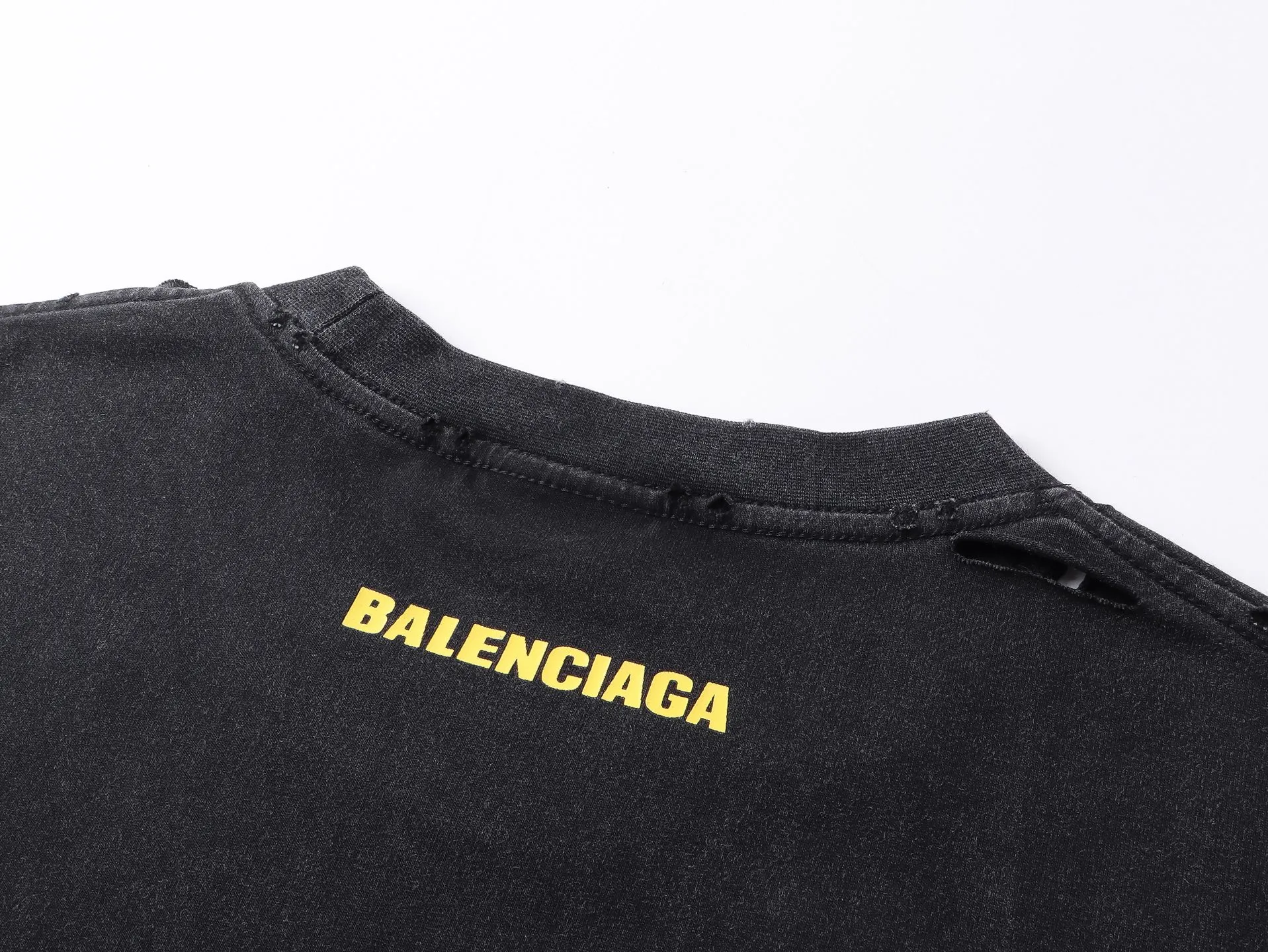 🅿️200 Detailed picture [Top version. Official website quality] BALENCI*GA/Paris. 25ss latest model. Paris is printed with sponsor logos English LOGO combination on the front, washed and distressed short-sleeved T-shirt. Brick cabinet synchronization. The fabric is made of Paris ZP custom-woven and dyed 100% cotton double yarn compact cotton. The weight is 260 grams, the cloth surface is clean. The cloth pattern is clear, soft and comfortable, and the thread is dyed with no color difference. The classic LOGO pattern is printed with environmentally friendly imported materials, with clear letters and a strong three-dimensional feel. Restored brick cabinet. The garments were washed and aged, and polished by many hands. Produced by ultra-heavy craftsmanship, the market currency is very different, welcome to compare. The version adopts OS loose shoulder design. The same style for men and women. Code: BL253689 Color: Washed Black Size: XS S M L