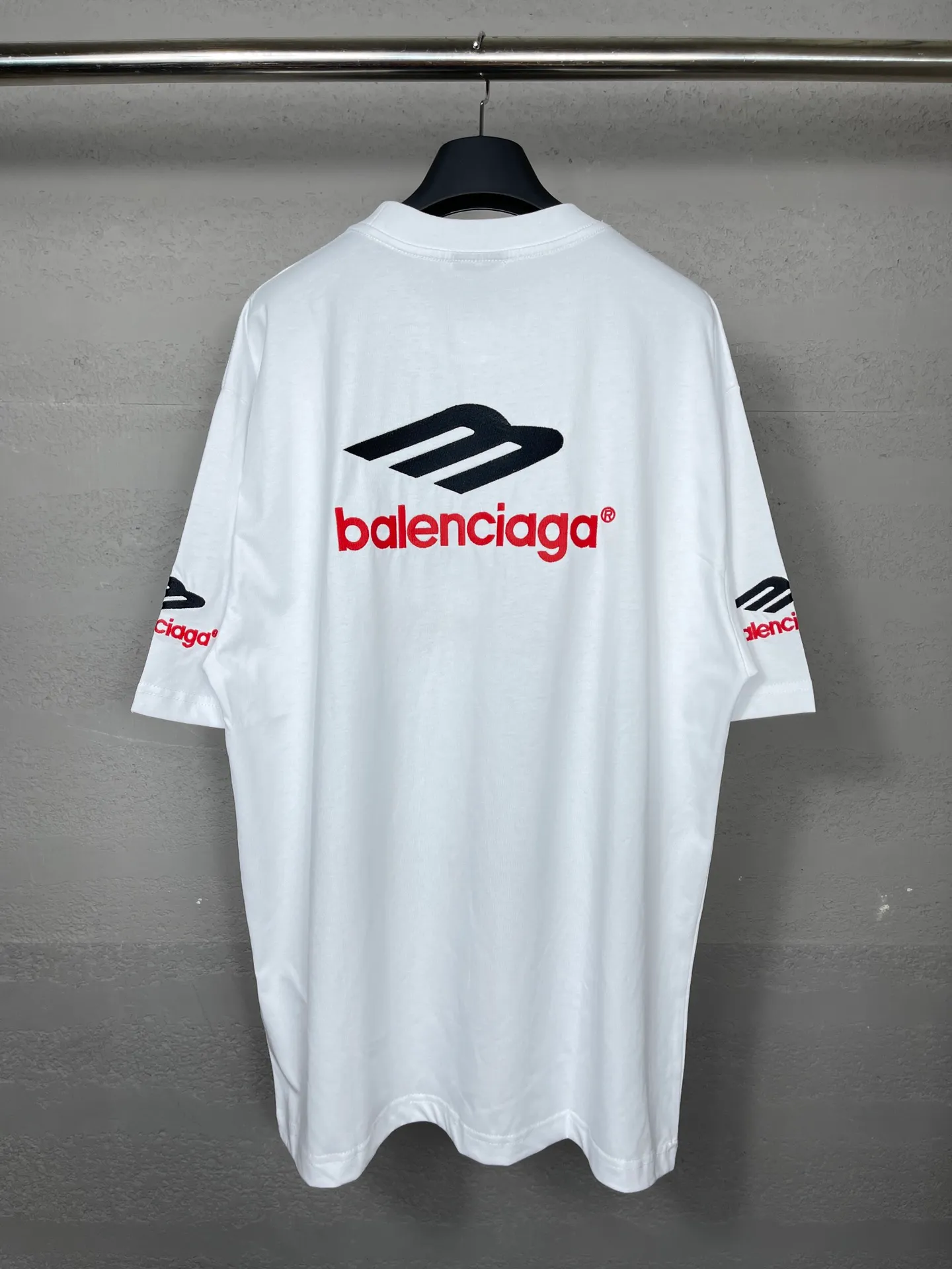 🅿️210 real photos [Top version. Official website quality] BALENCI*GA/Paris BALENCI*GA#2024 latest model, big LOGO icon. Front and back. Embroidered short-sleeved T-shirt on left and right sleeves. Brick cabinet synchronization. Genuine products are developed and developed in the first time. Welcome to compare! The fabric is made of Paris ZP custom-woven and dyed 100% cotton double-yarn compact cotton. The weight is 260 grams. The cloth surface is clean. The cloth pattern is clear. It is soft and comfortable. It has good color fastness and is not easy to change color. The threads are woven and dyed with no color difference. The embroidery is done using imported Tajima embroidery machines. Super 12W needle and thread, three-dimensional effect, clear lines. No burrs and miscellaneous threads, ultra-high craftsmanship embroidery. The version adopts OS loose shoulder design. Same style for men and women. Code: BL223207 Color: dark blue gray. White. Size: XS to L
