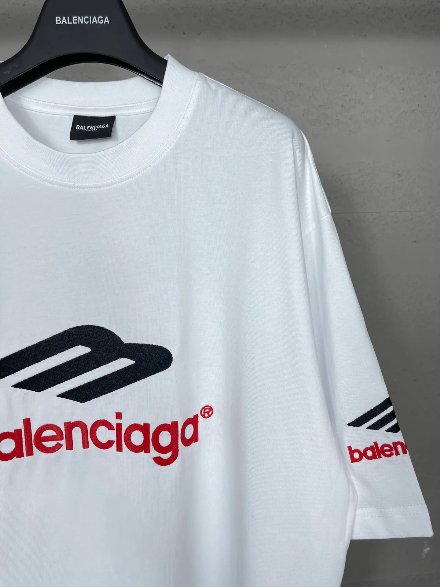 🅿️210 real photos [Top version. Official website quality] BALENCI*GA/Paris BALENCI*GA#2024 latest model, big LOGO icon. Front and back. Embroidered short-sleeved T-shirt on left and right sleeves. Brick cabinet synchronization. Genuine products are developed and developed in the first time. Welcome to compare! The fabric is made of Paris ZP custom-woven and dyed 100% cotton double-yarn compact cotton. The weight is 260 grams. The cloth surface is clean. The cloth pattern is clear. It is soft and comfortable. It has good color fastness and is not easy to change color. The threads are woven and dyed with no color difference. The embroidery is done using imported Tajima embroidery machines. Super 12W needle and thread, three-dimensional effect, clear lines. No burrs and miscellaneous threads, ultra-high craftsmanship embroidery. The version adopts OS loose shoulder design. Same style for men and women. Code: BL223207 Color: dark blue gray. White. Size: XS to L