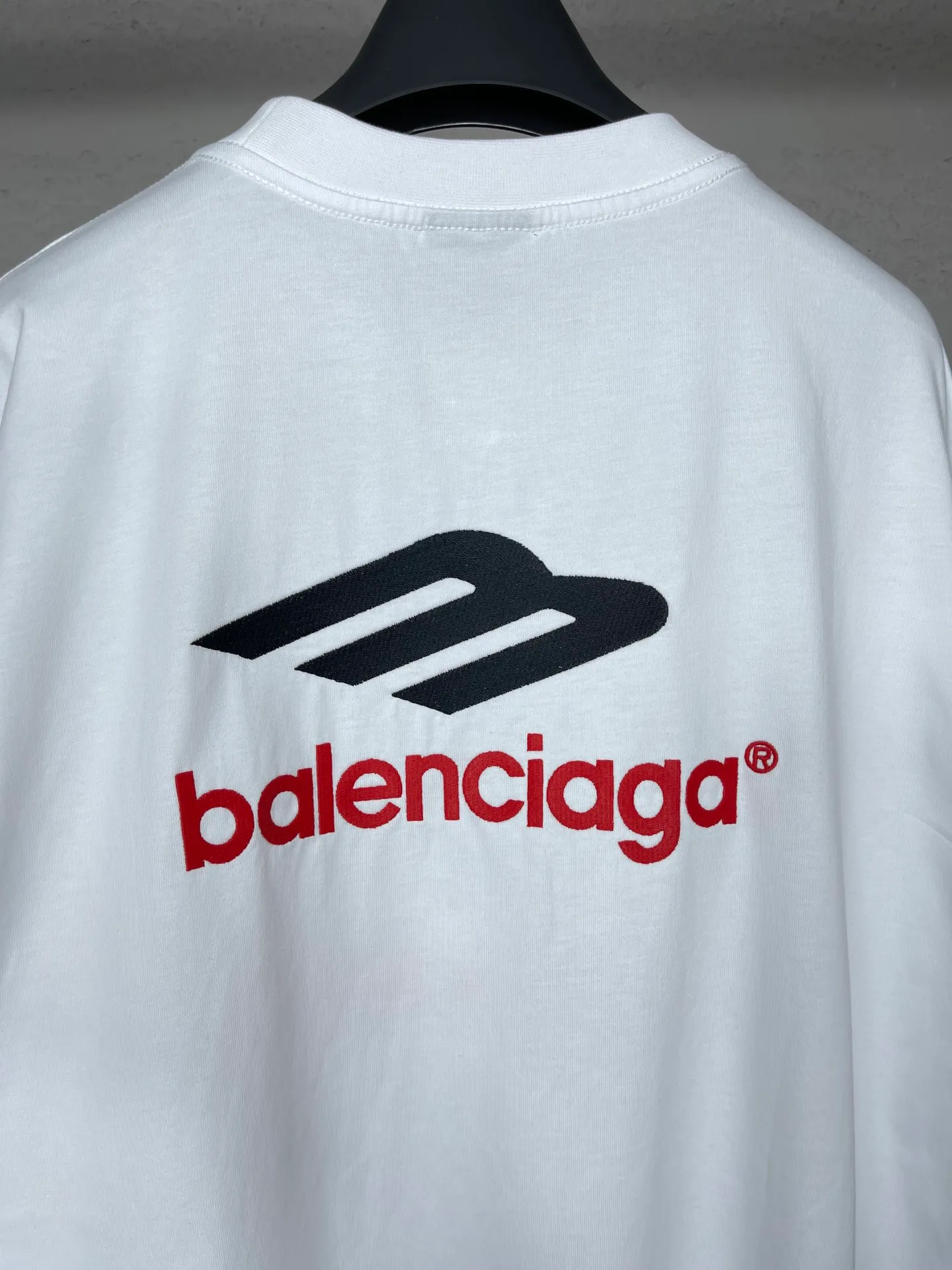 🅿️210 real photos [Top version. Official website quality] BALENCI*GA/Paris BALENCI*GA#2024 latest model, big LOGO icon. Front and back. Embroidered short-sleeved T-shirt on left and right sleeves. Brick cabinet synchronization. Genuine products are developed and developed in the first time. Welcome to compare! The fabric is made of Paris ZP custom-woven and dyed 100% cotton double-yarn compact cotton. The weight is 260 grams. The cloth surface is clean. The cloth pattern is clear. It is soft and comfortable. It has good color fastness and is not easy to change color. The threads are woven and dyed with no color difference. The embroidery is done using imported Tajima embroidery machines. Super 12W needle and thread, three-dimensional effect, clear lines. No burrs and miscellaneous threads, ultra-high craftsmanship embroidery. The version adopts OS loose shoulder design. Same style for men and women. Code: BL223207 Color: dark blue gray. White. Size: XS to L