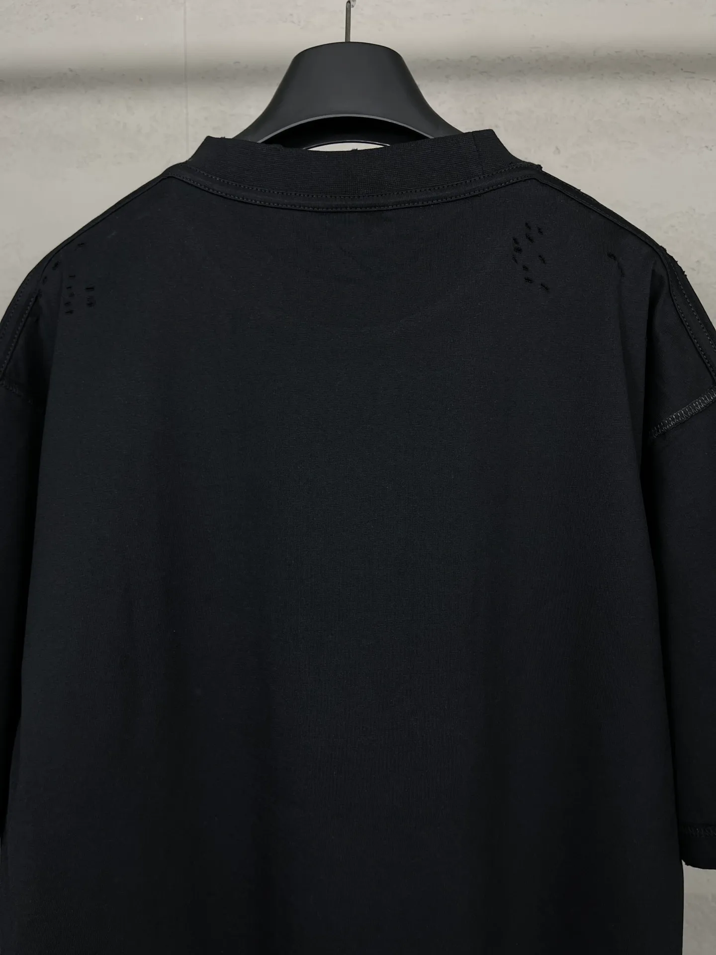🅿️186 photos [Top version. Official website quality] BALENCI*GA/Paris Front printed ready-to-wear washed and worn new T-shirt #2024 new style with reverse stitching design. Notice! ️The original version of this style is made with reverse stitching and is worn and washed to make it look old, which is the normal practice in the market. #2024 Spring and Summer Brick Cabinet Synchronization Welcome to compare. The fabric is made of Paris ZP custom-woven and dyed cotton double yarn, with a weight of 260 grams. The cloth surface is clean. The cloth pattern is clear, soft and comfortable. The threads are dyed with no color difference. The printing uses imported environmentally friendly glue printing. The letters are clear and the pattern explodes. The brick cabinet is restored, and the version adopts the OS loose shoulder version. The same style for men and women. Code: BL223357 Color: Black Size: XS to L