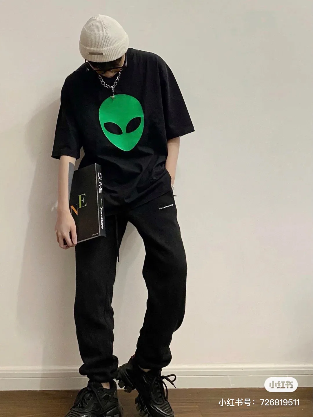 ♻️💯Reference model picture for the upper body❤️The top tested version of Balenciaga alien pure cotton loose unisex short-sleeved T-shirt. Cute and funny alien 👽 comes with a fashionable label. The big alien head is very designed and the green color is super eye-catching. The imported glue printing has perfect texture. The back is designed with English letters, which is simple and not monotonous. The edges of the clothes are worn and frayed to give a sense of design. The fabric is particularly soft and skin-friendly and has a superior texture! The chest of the garment is decorated with an alien pattern. It is made of fluorescent powder produced by DIC Co., Ltd., one of the world's most common color cards. It is made with transparent PU glue combined with fluorescent powder offset printing. It will have a striking fluorescent effect under the light, which is particularly eye-catching and fashionable. At the same time, Ba's distinctive features and style perfectly display the quality control and appearance of this exquisite T. At night, the fluorescent effect will be even cooler, a must-have for fashionistas. Color: White Black Size: XS-L 280g weight fabric, easy for both men and women to control!  P:260