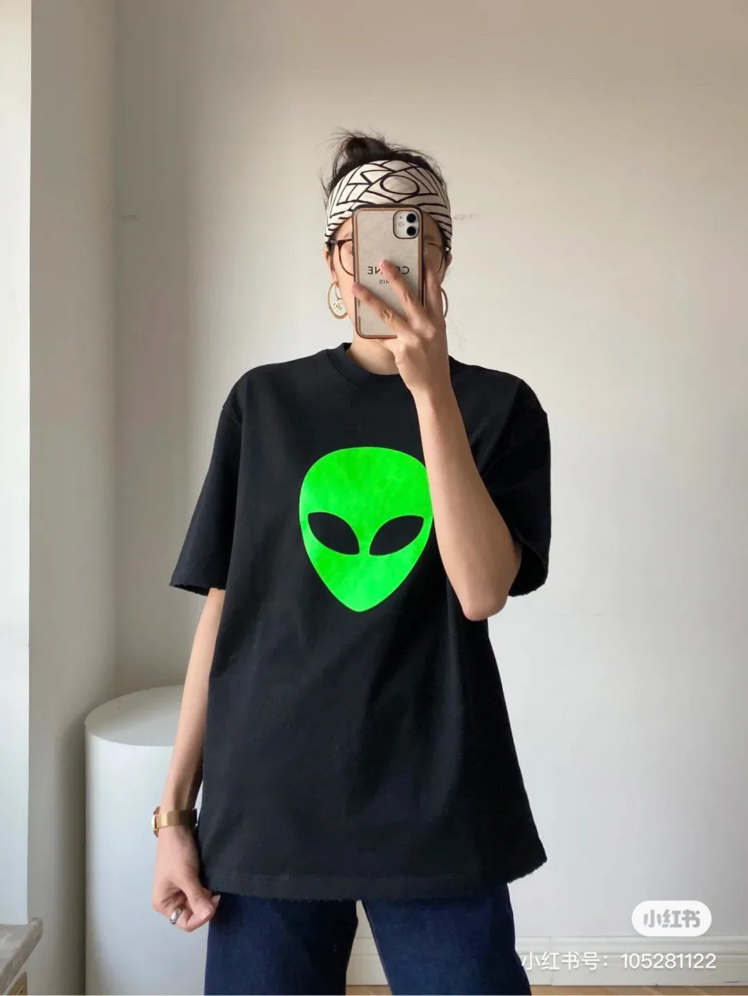 ♻️💯Reference model picture for the upper body❤️The top tested version of Balenciaga alien pure cotton loose unisex short-sleeved T-shirt. Cute and funny alien 👽 comes with a fashionable label. The big alien head is very designed and the green color is super eye-catching. The imported glue printing has perfect texture. The back is designed with English letters, which is simple and not monotonous. The edges of the clothes are worn and frayed to give a sense of design. The fabric is particularly soft and skin-friendly and has a superior texture! The chest of the garment is decorated with an alien pattern. It is made of fluorescent powder produced by DIC Co., Ltd., one of the world's most common color cards. It is made with transparent PU glue combined with fluorescent powder offset printing. It will have a striking fluorescent effect under the light, which is particularly eye-catching and fashionable. At the same time, Ba's distinctive features and style perfectly display the quality control and appearance of this exquisite T. At night, the fluorescent effect will be even cooler, a must-have for fashionistas. Color: White Black Size: XS-L 280g weight fabric, easy for both men and women to control!  P:260