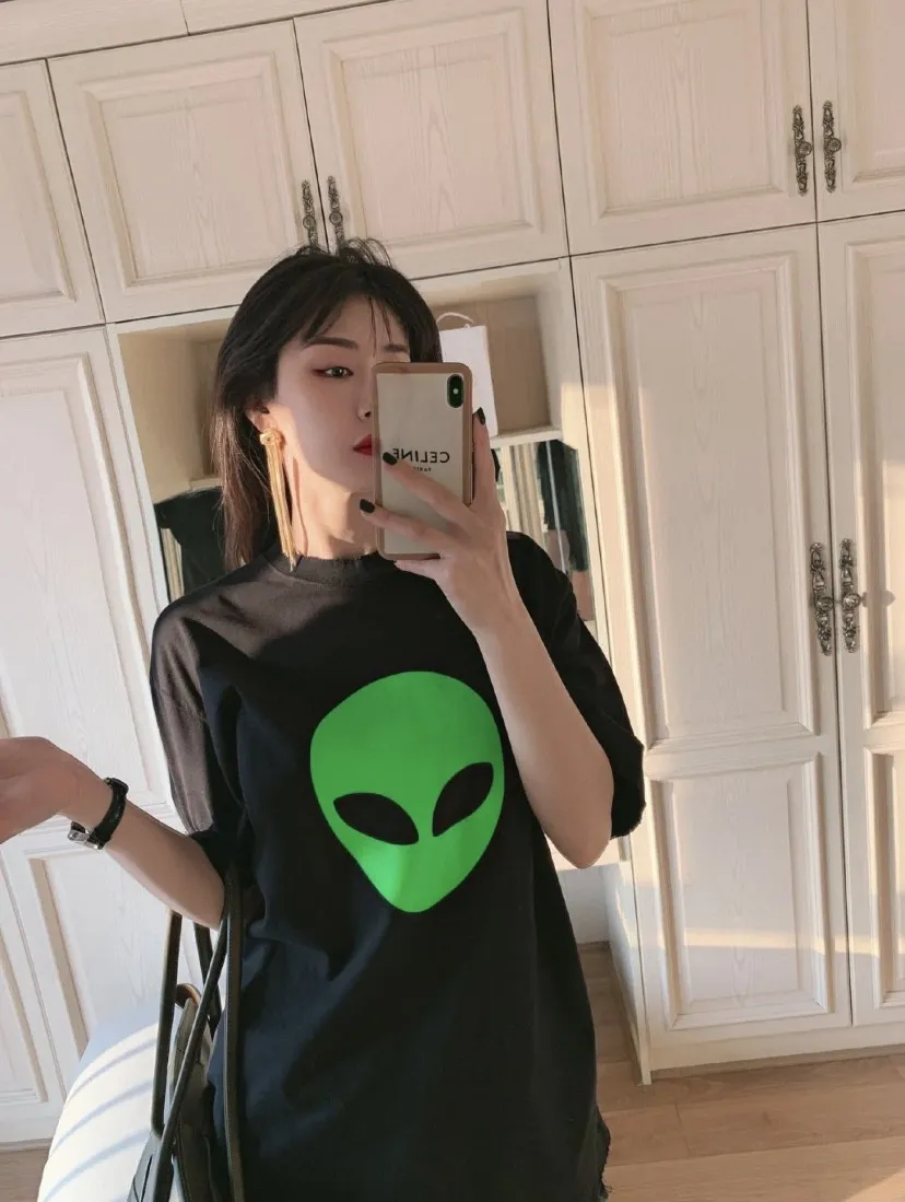 ♻️💯Reference model picture for the upper body❤️The top tested version of Balenciaga alien pure cotton loose unisex short-sleeved T-shirt. Cute and funny alien 👽 comes with a fashionable label. The big alien head is very designed and the green color is super eye-catching. The imported glue printing has perfect texture. The back is designed with English letters, which is simple and not monotonous. The edges of the clothes are worn and frayed to give a sense of design. The fabric is particularly soft and skin-friendly and has a superior texture! The chest of the garment is decorated with an alien pattern. It is made of fluorescent powder produced by DIC Co., Ltd., one of the world's most common color cards. It is made with transparent PU glue combined with fluorescent powder offset printing. It will have a striking fluorescent effect under the light, which is particularly eye-catching and fashionable. At the same time, Ba's distinctive features and style perfectly display the quality control and appearance of this exquisite T. At night, the fluorescent effect will be even cooler, a must-have for fashionistas. Color: White Black Size: XS-L 280g weight fabric, easy for both men and women to control!  P:260