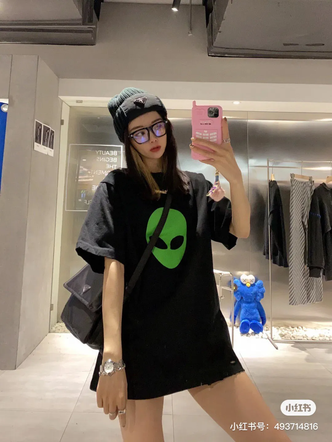 ♻️💯Reference model picture for the upper body❤️The top tested version of Balenciaga alien pure cotton loose unisex short-sleeved T-shirt. Cute and funny alien 👽 comes with a fashionable label. The big alien head is very designed and the green color is super eye-catching. The imported glue printing has perfect texture. The back is designed with English letters, which is simple and not monotonous. The edges of the clothes are worn and frayed to give a sense of design. The fabric is particularly soft and skin-friendly and has a superior texture! The chest of the garment is decorated with an alien pattern. It is made of fluorescent powder produced by DIC Co., Ltd., one of the world's most common color cards. It is made with transparent PU glue combined with fluorescent powder offset printing. It will have a striking fluorescent effect under the light, which is particularly eye-catching and fashionable. At the same time, Ba's distinctive features and style perfectly display the quality control and appearance of this exquisite T. At night, the fluorescent effect will be even cooler, a must-have for fashionistas. Color: White Black Size: XS-L 280g weight fabric, easy for both men and women to control!  P:260